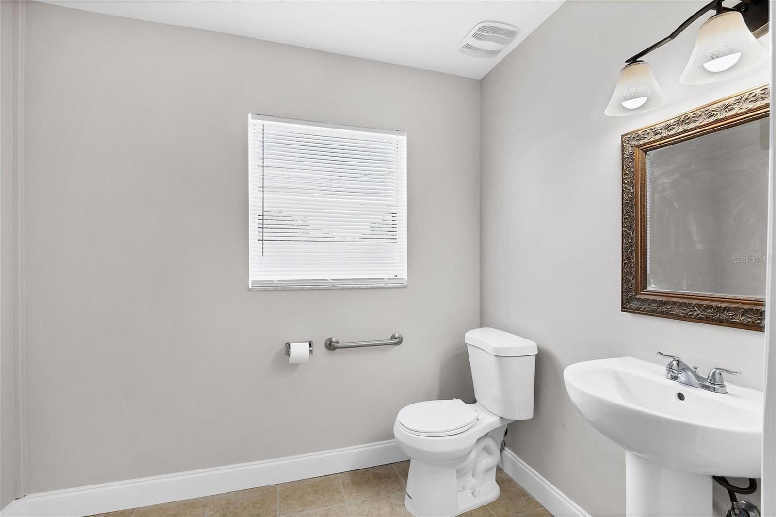 633-639(A&B)-641-645 E VENICE AVE