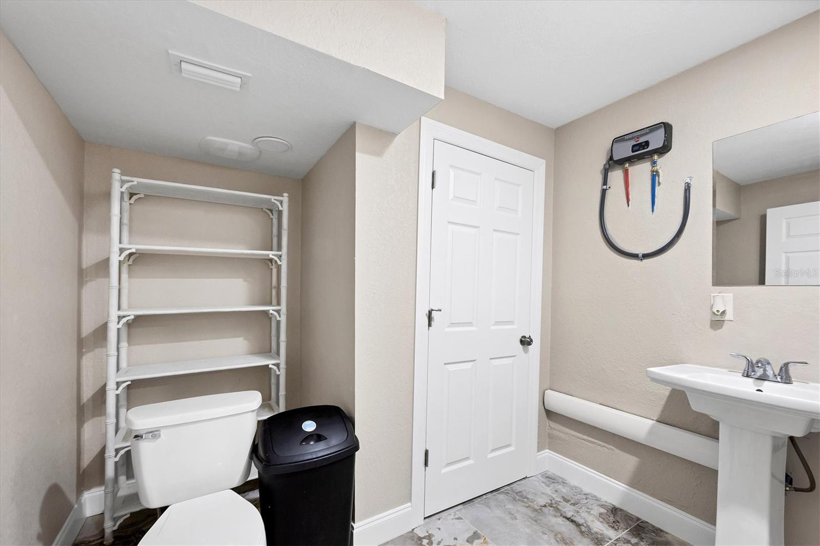 633-639(A&B)-641-645 E VENICE AVE