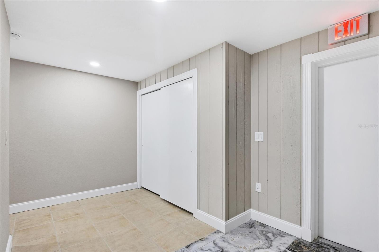 633-639(A&B)-641-645 E VENICE AVE