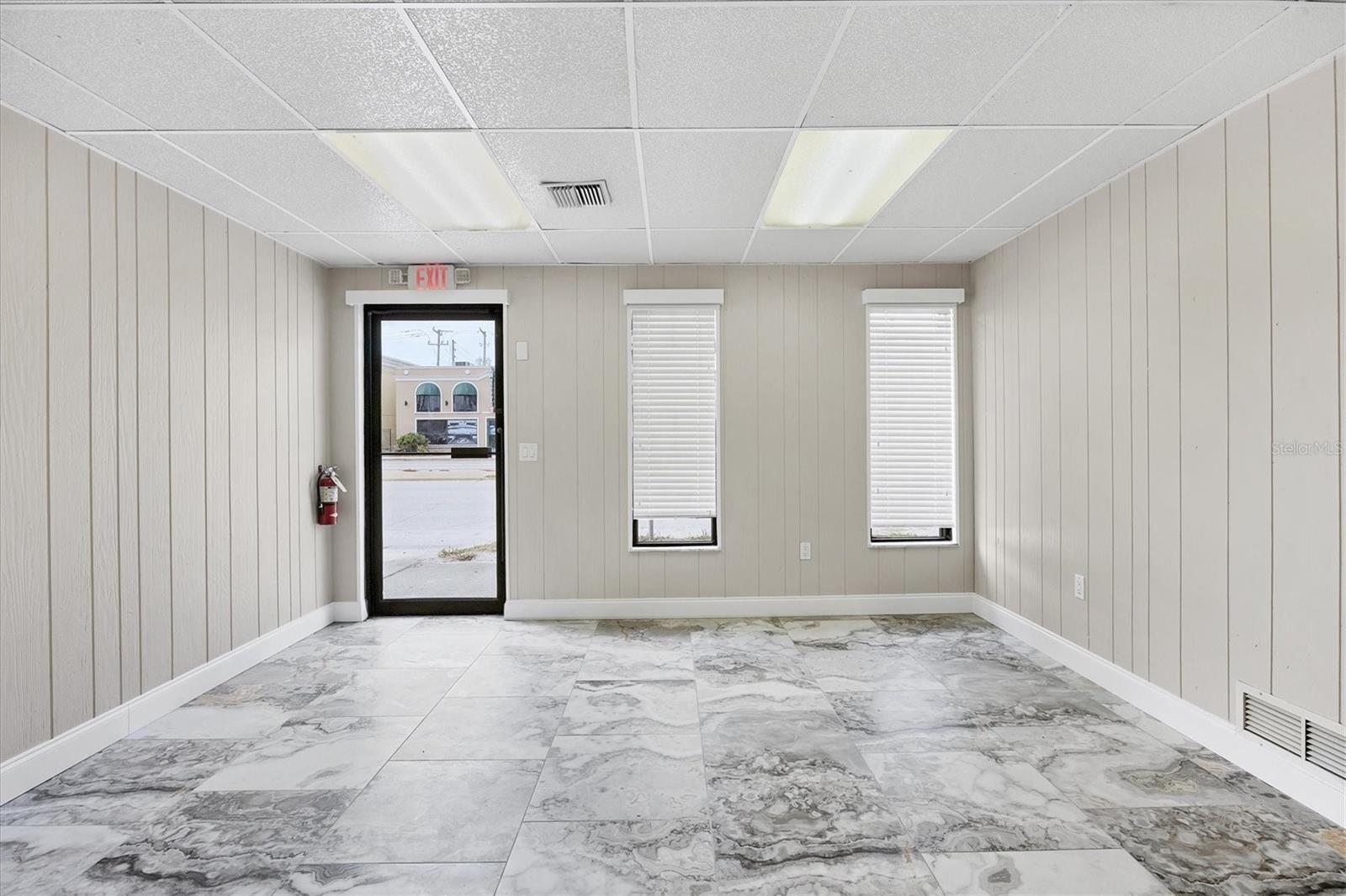 633-639(A&B)-641-645 E VENICE AVE
