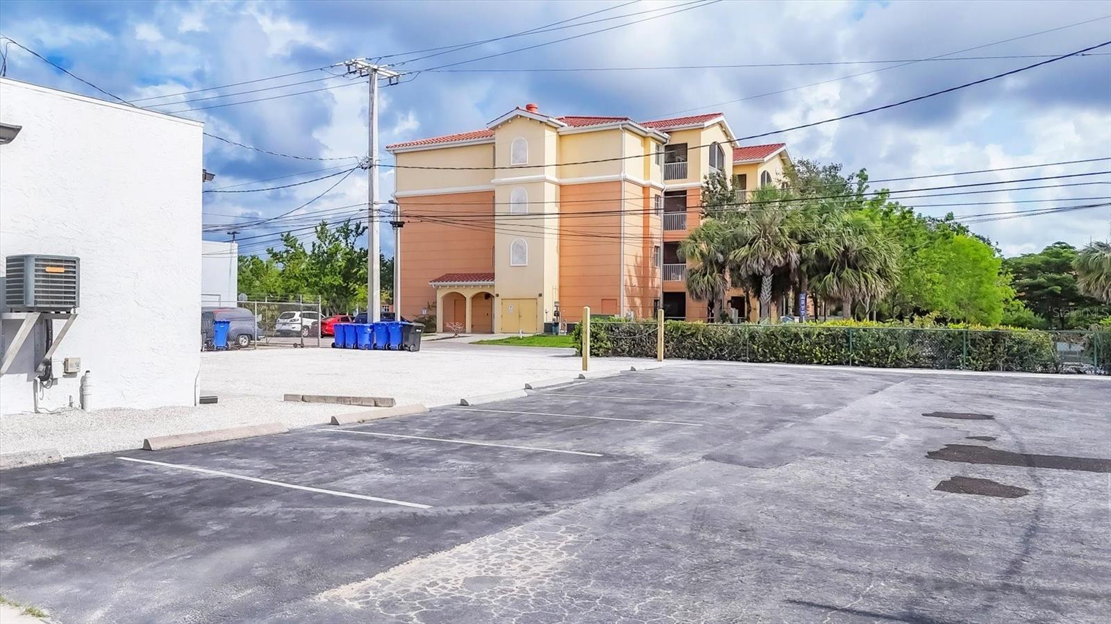 633-639(A&B)-641-645 E VENICE AVE