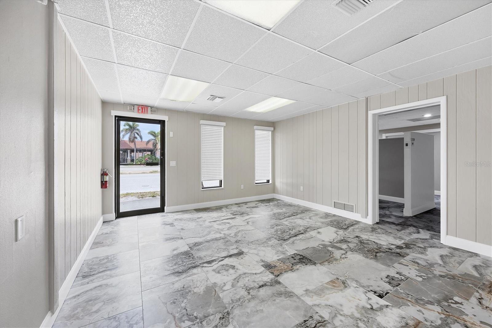 633-639(A&B)-641-645 E VENICE AVE