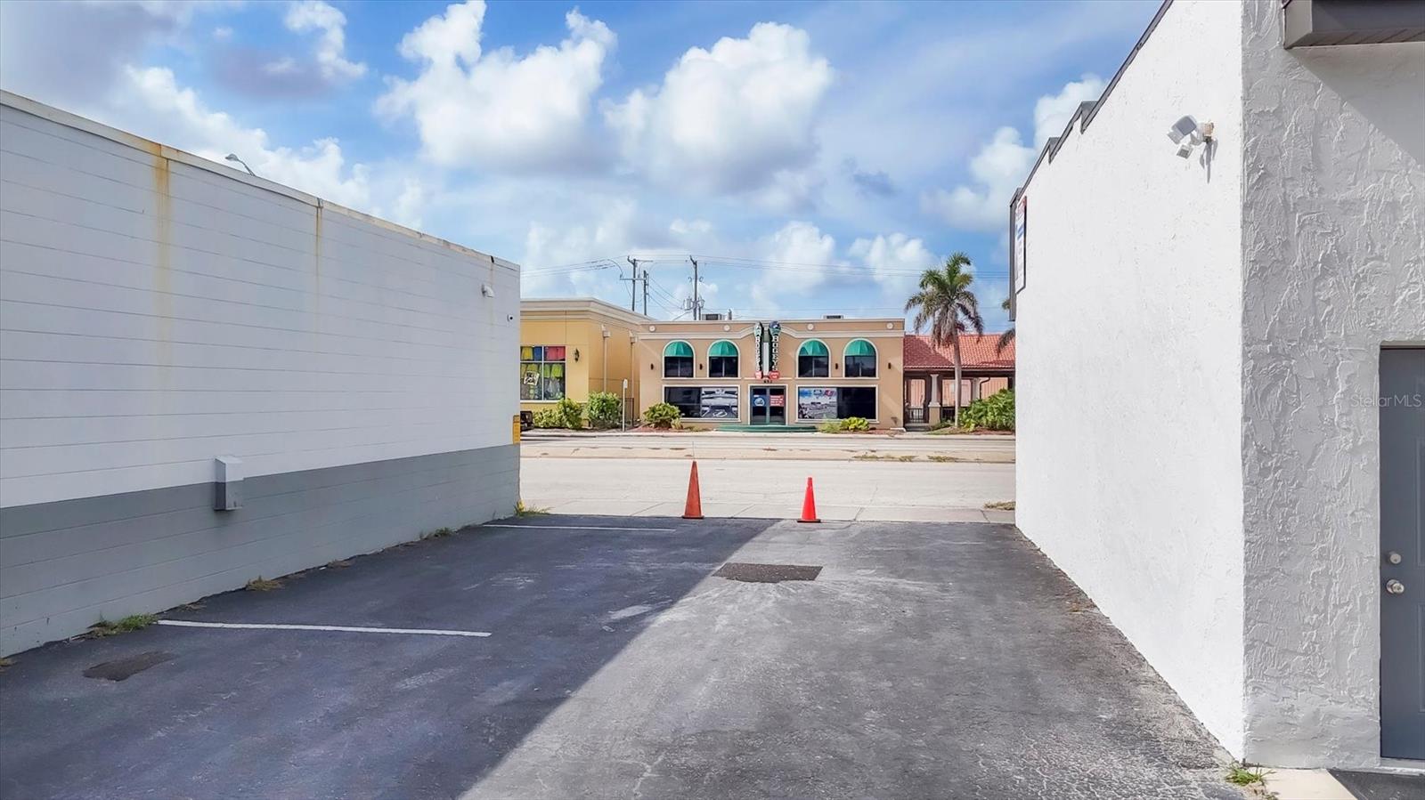 633-639(A&B)-641-645 E VENICE AVE