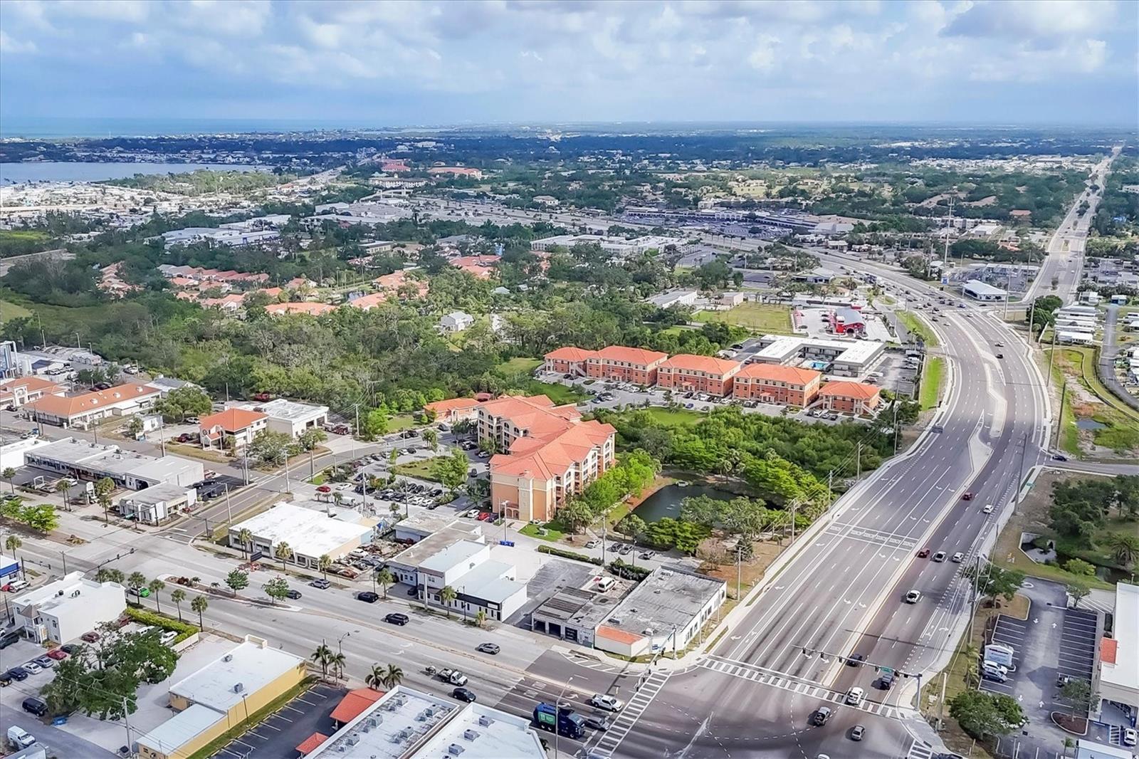 633-639(A&B)-641-645 E VENICE AVE