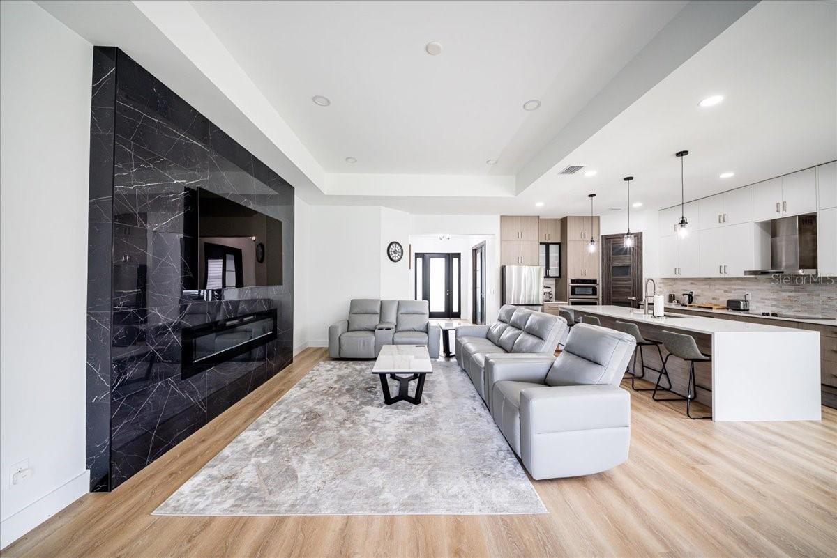 498 VENTURA ST