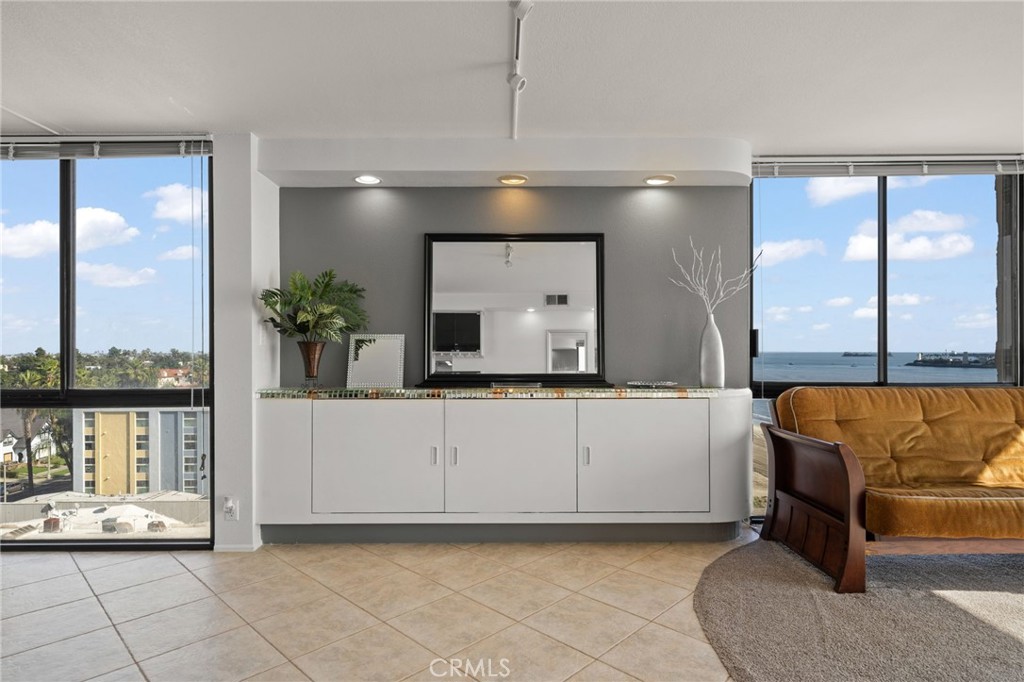 1750 E Ocean Boulevard 905