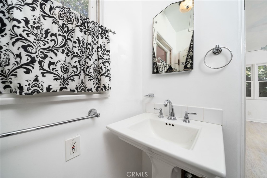 2047 Stratford Avenue