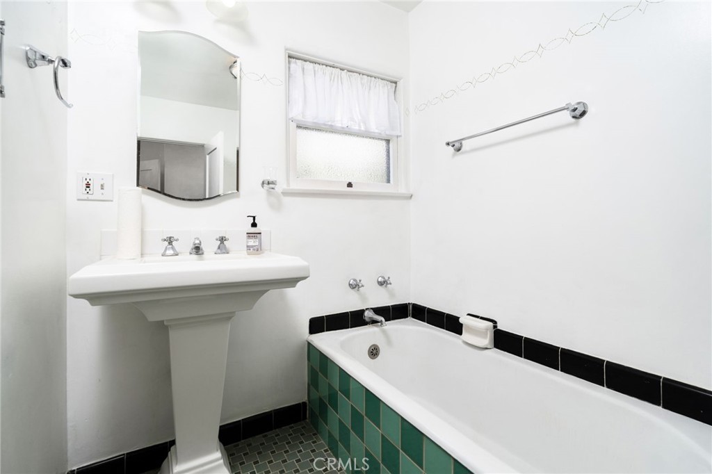 2047 Stratford Avenue