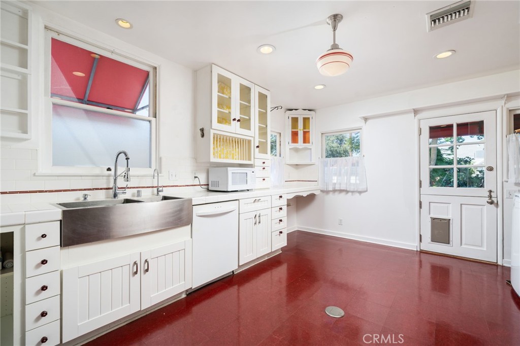 2047 Stratford Avenue