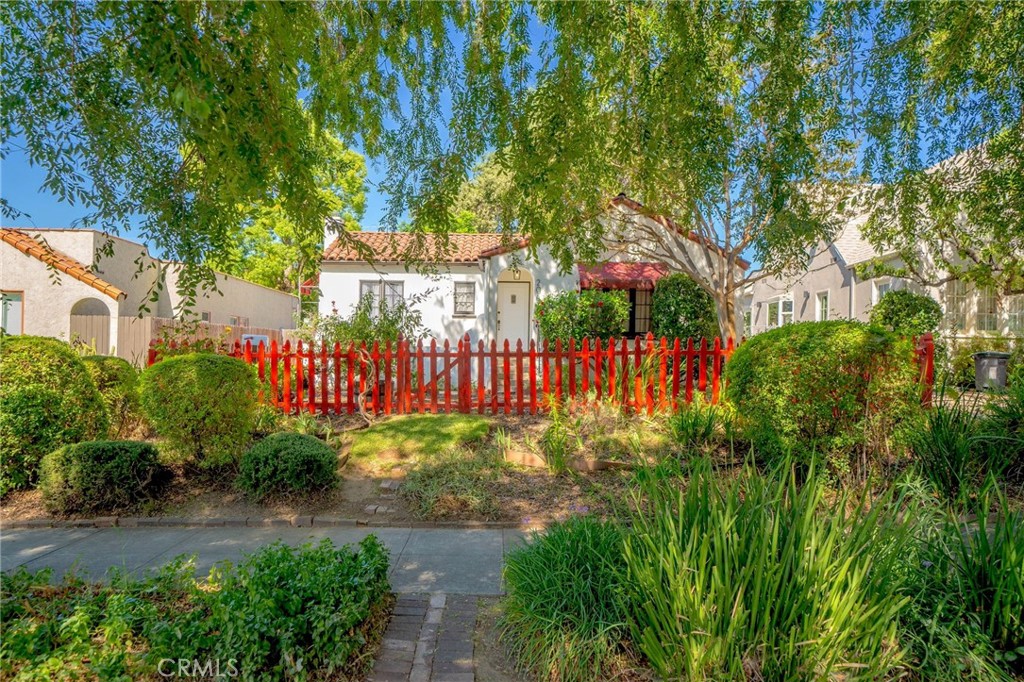 2047 Stratford Avenue