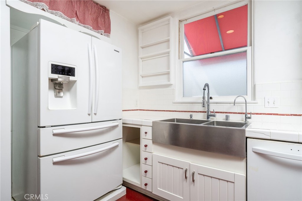 2047 Stratford Avenue