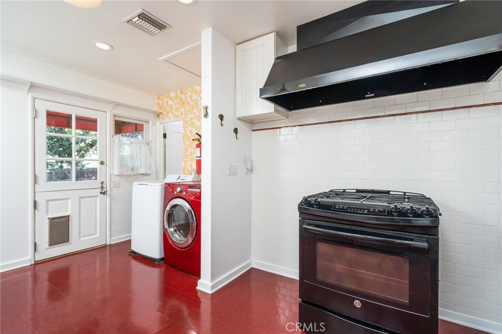 2047 Stratford Avenue