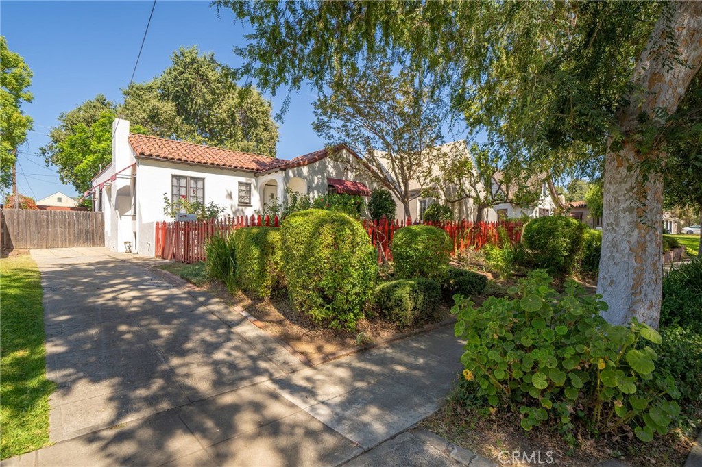 2047 Stratford Avenue