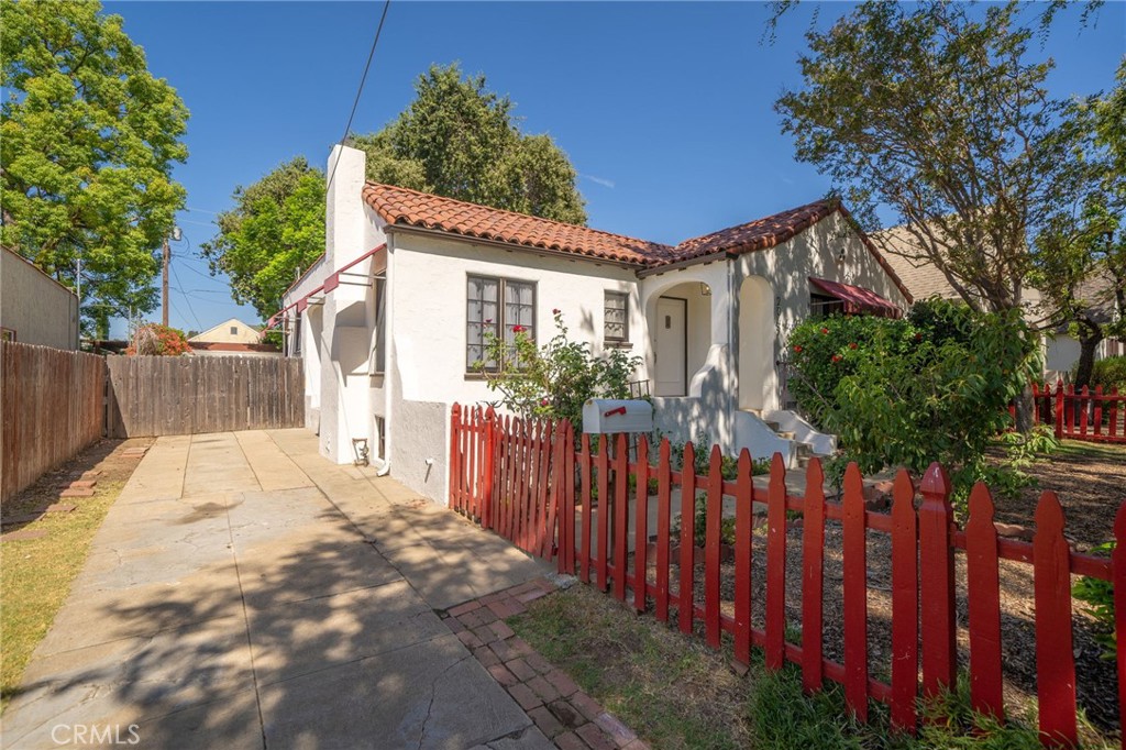 2047 Stratford Avenue