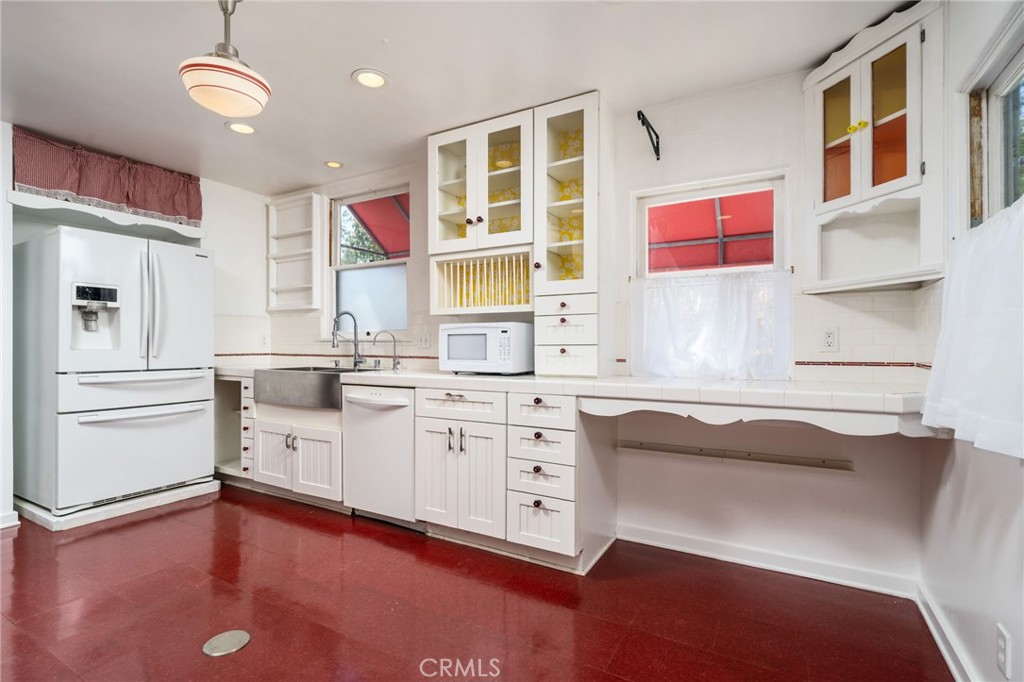 2047 Stratford Avenue