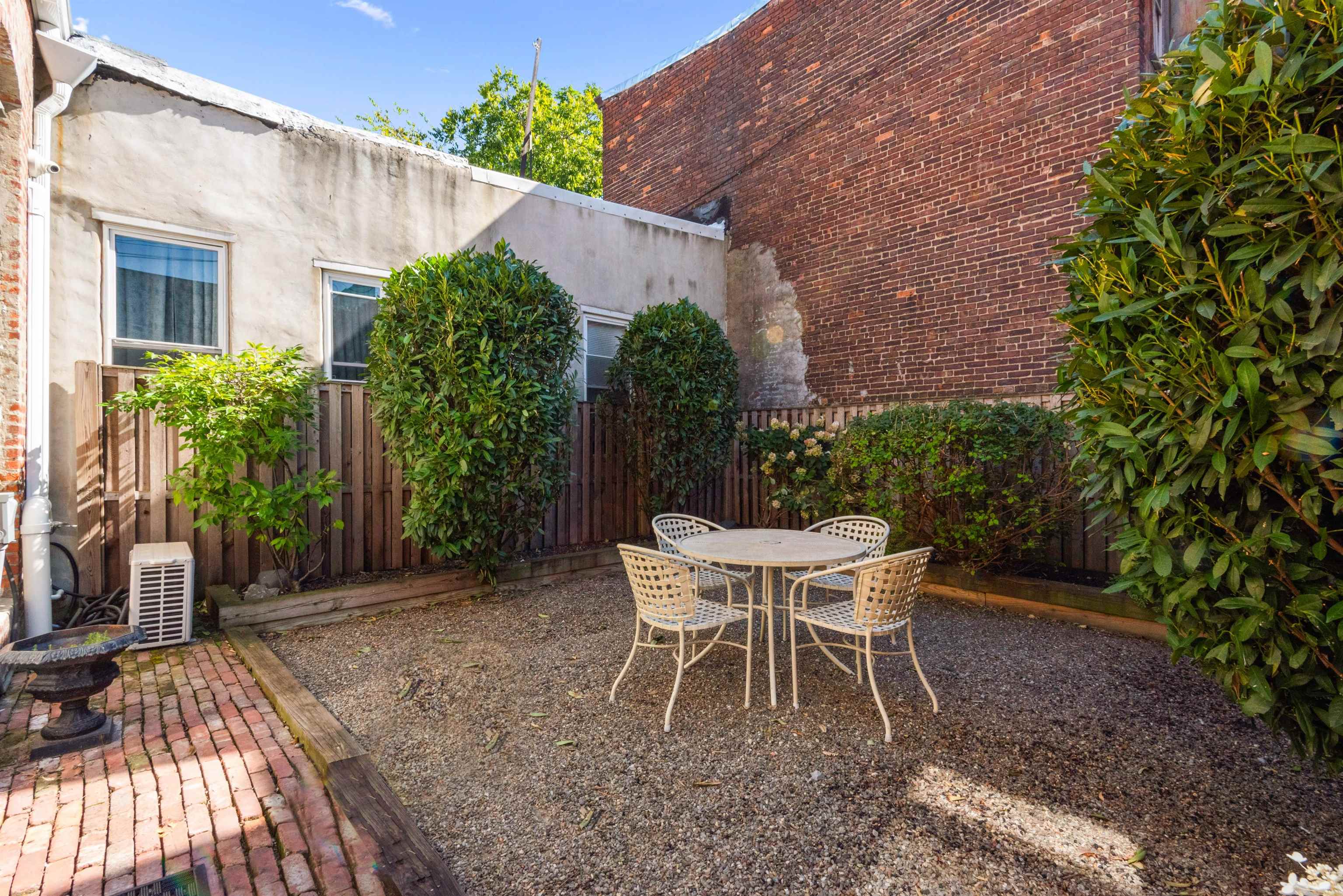 527 10TH ST Unit: 1