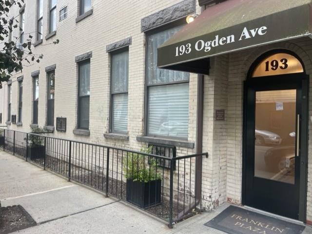 193 OGDEN AVE Unit: 2E