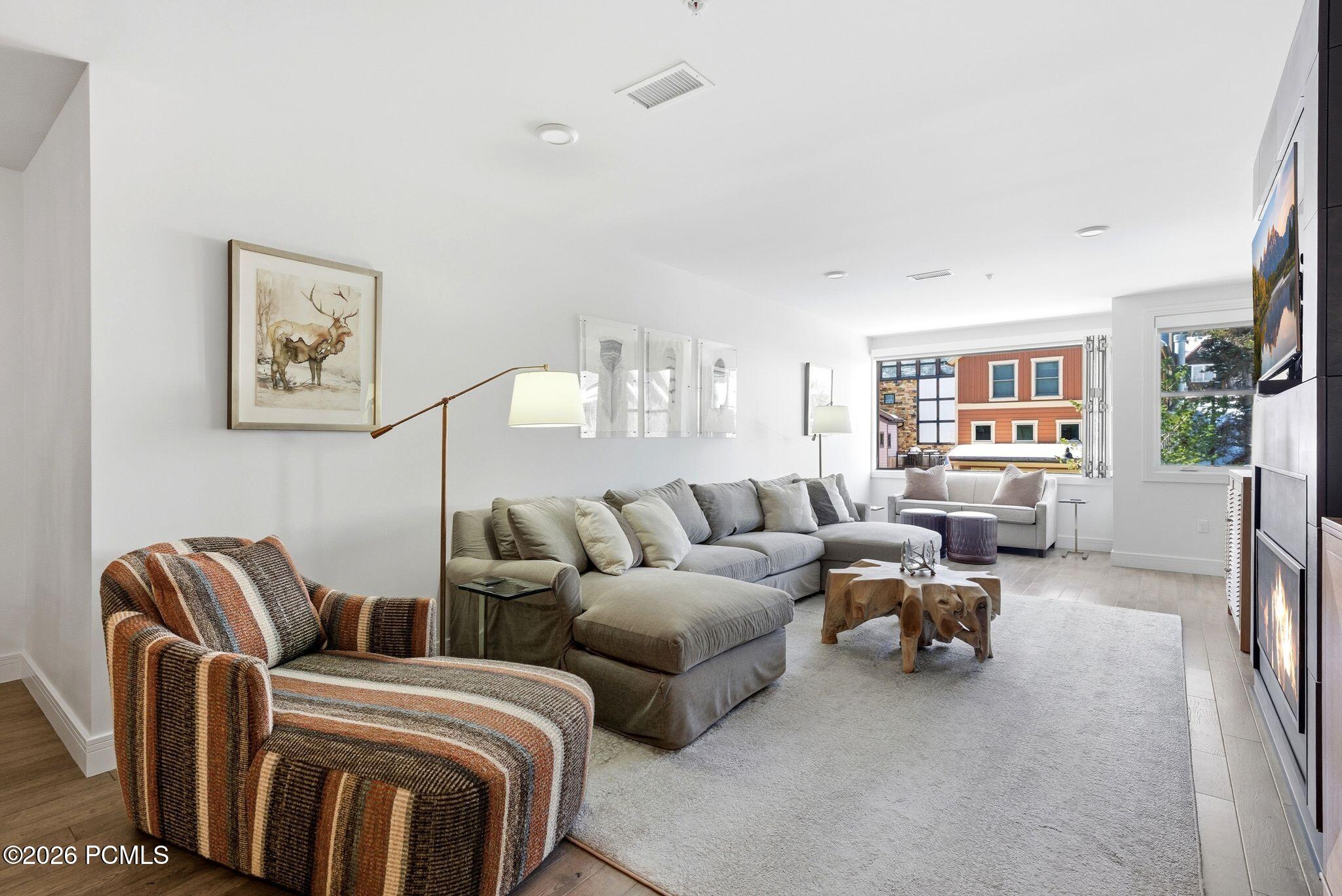 820 Park Avenue, 203