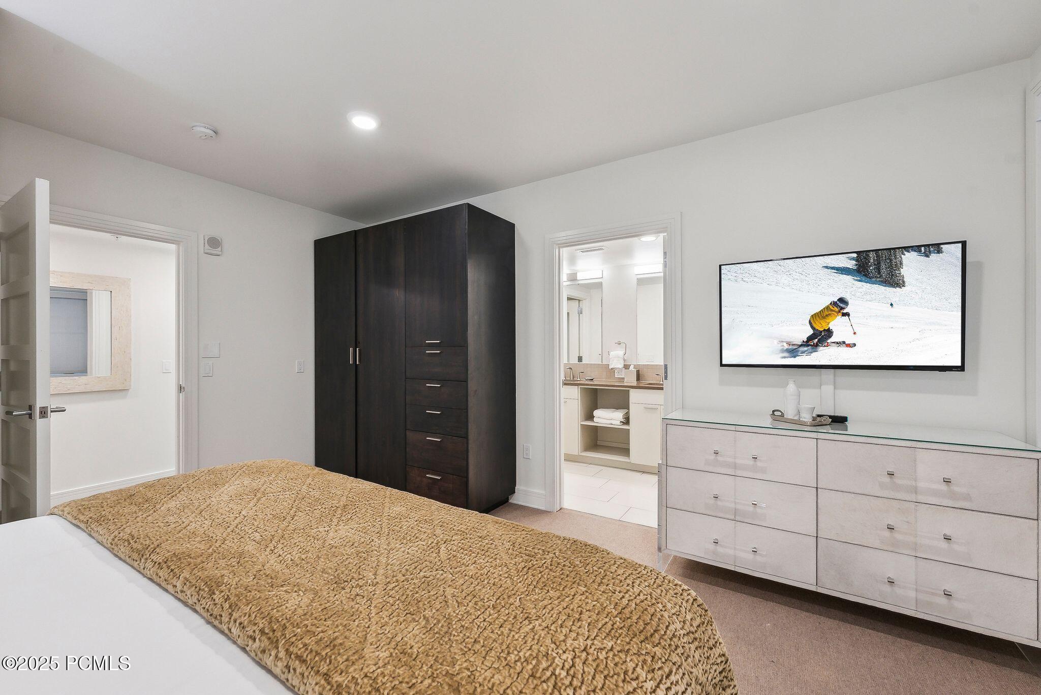 820 Park Avenue, 203