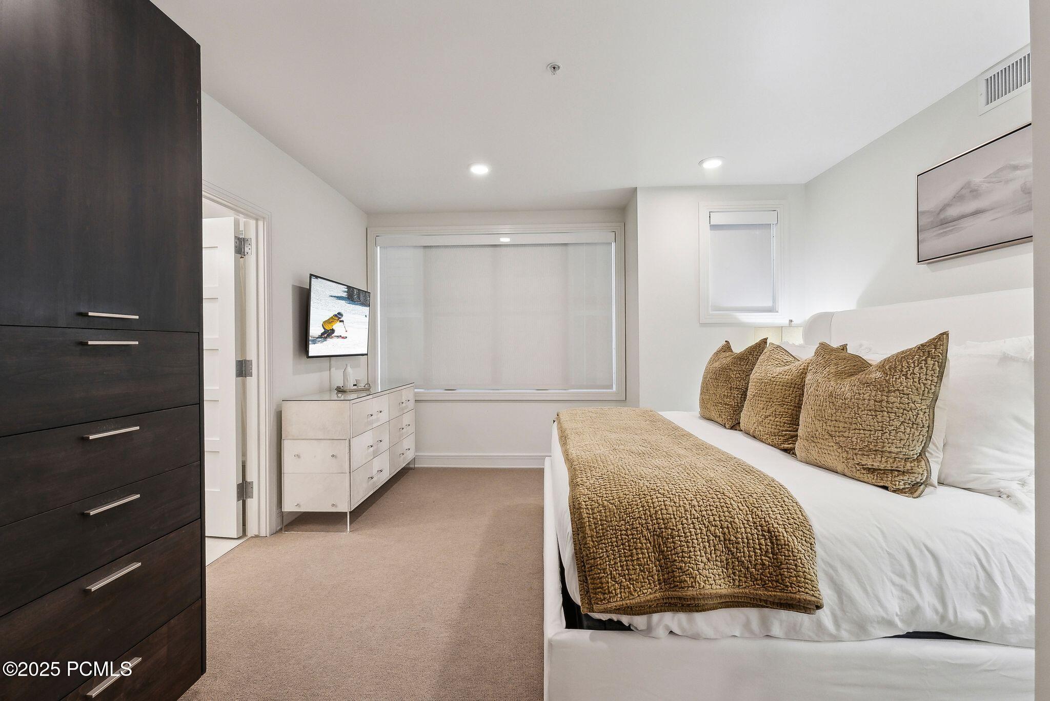 820 Park Avenue, 203