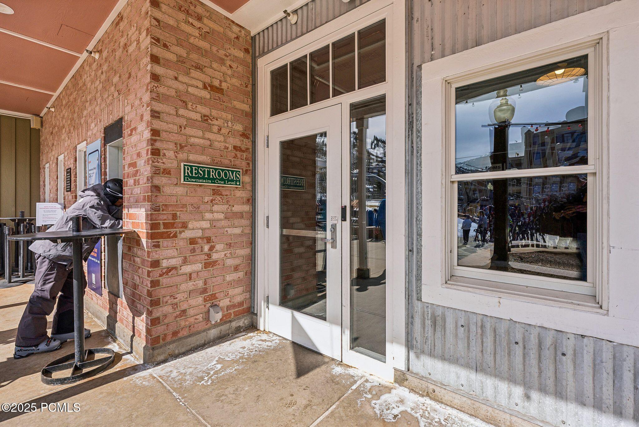 820 Park Avenue, 203