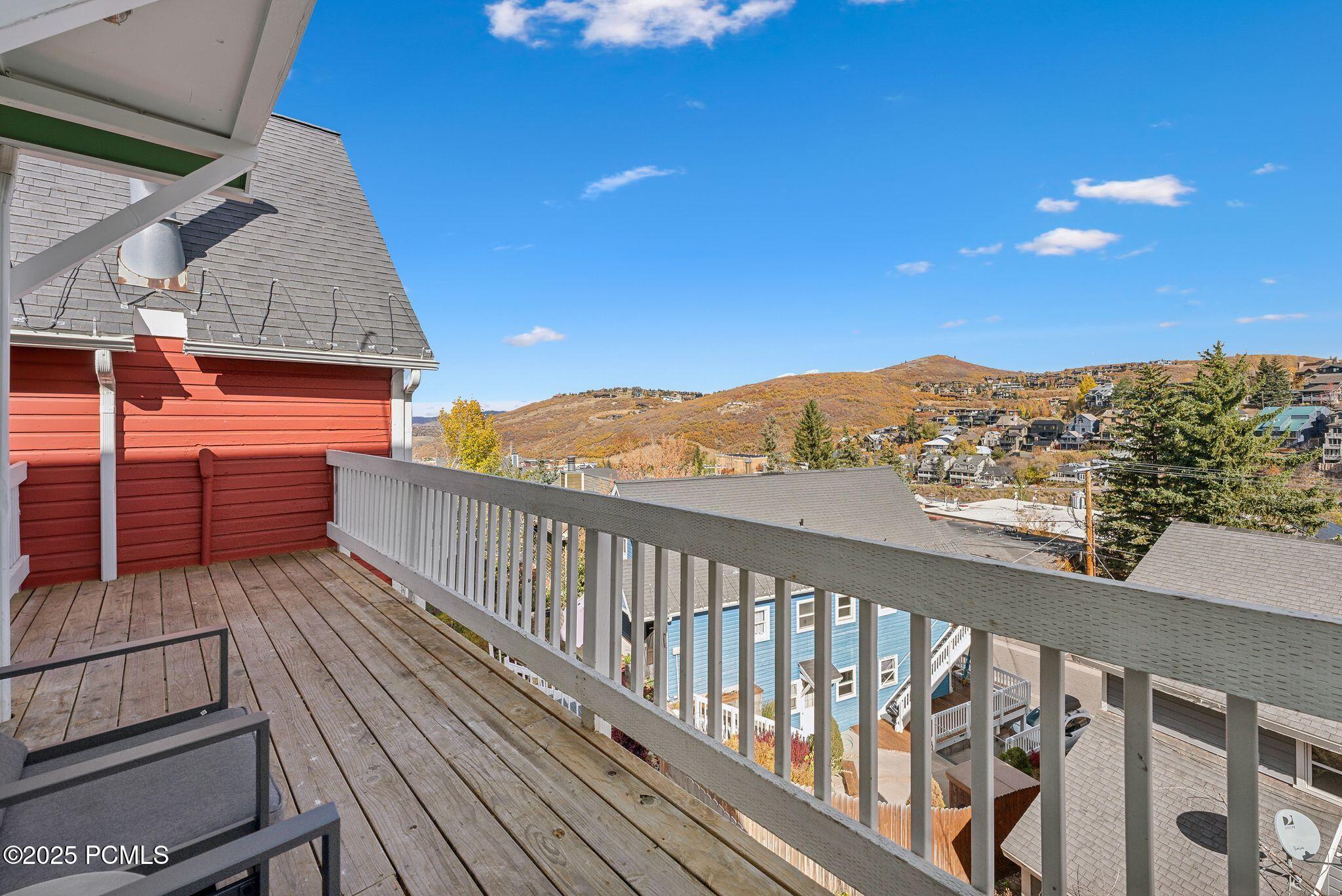 236 Woodside Avenue, 11