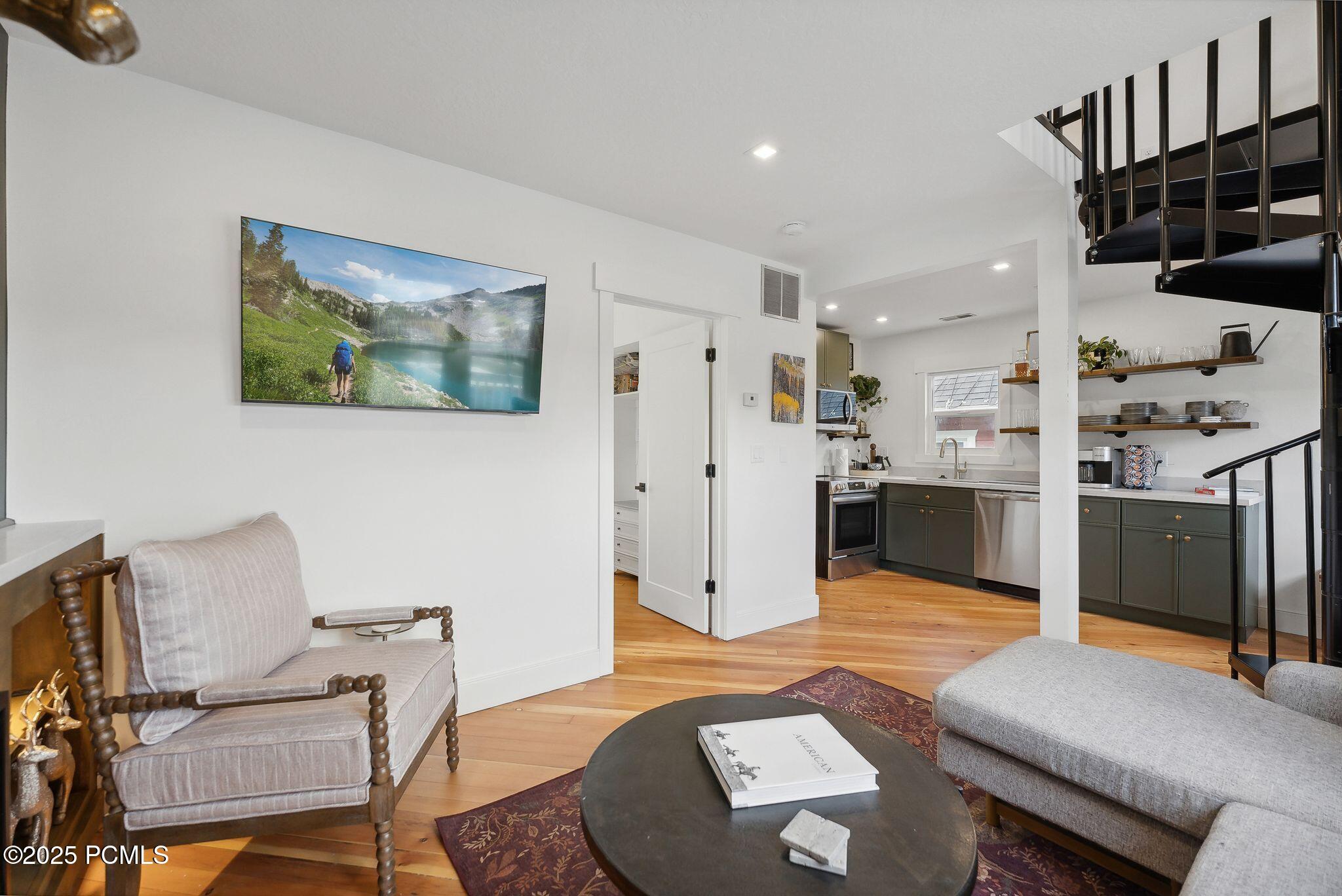 236 Woodside Avenue, 11