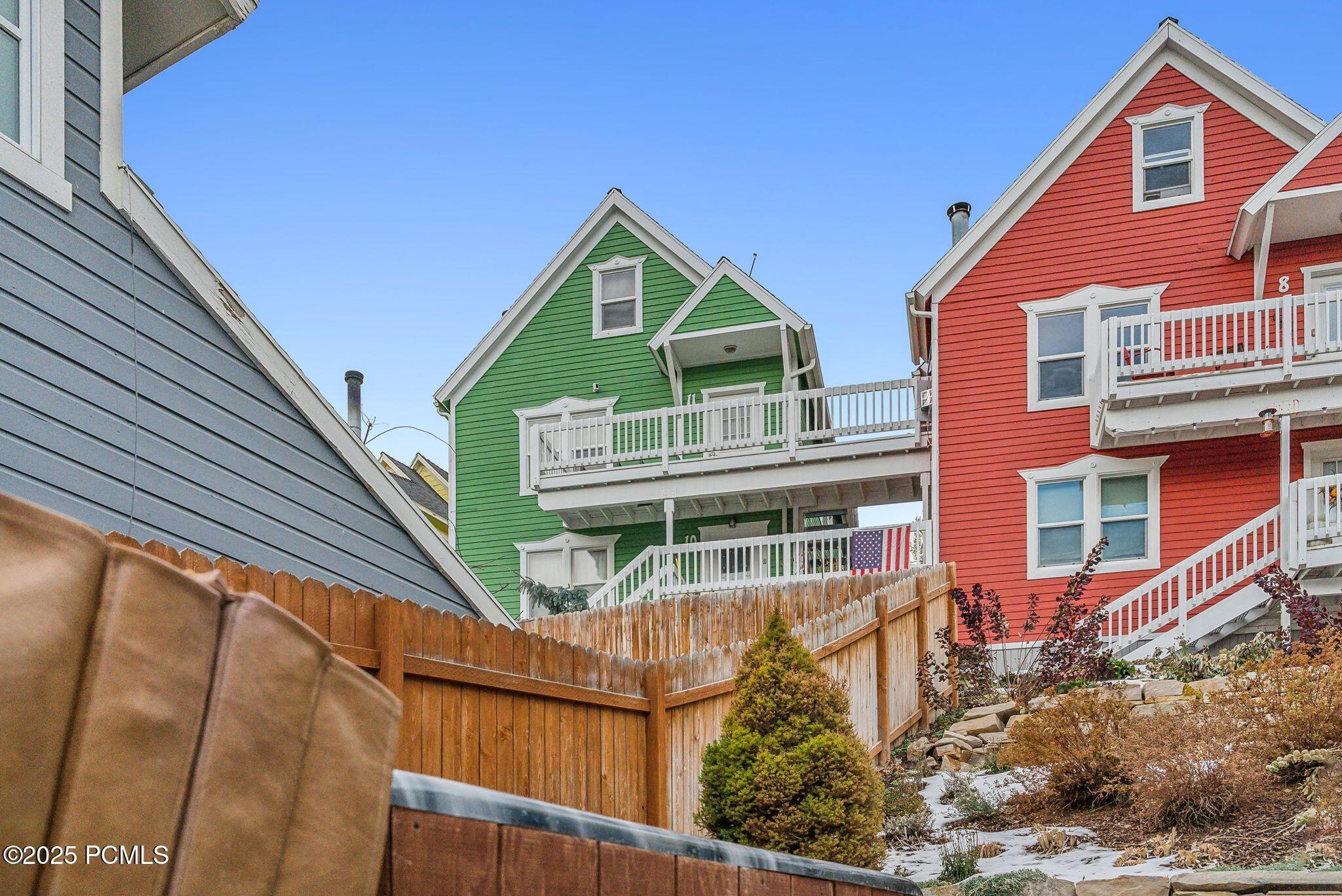 236 Woodside Avenue, 11