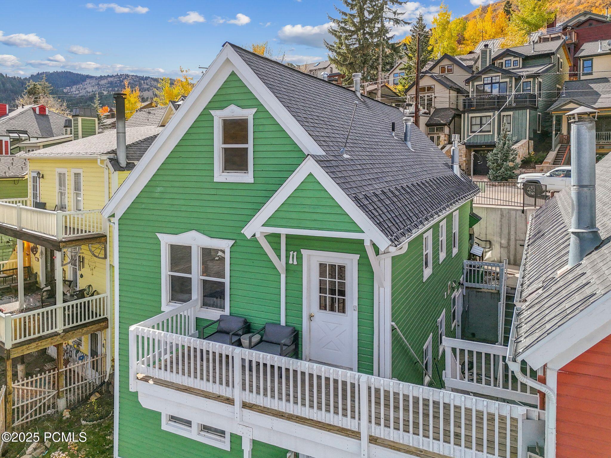 236 Woodside Avenue, 11