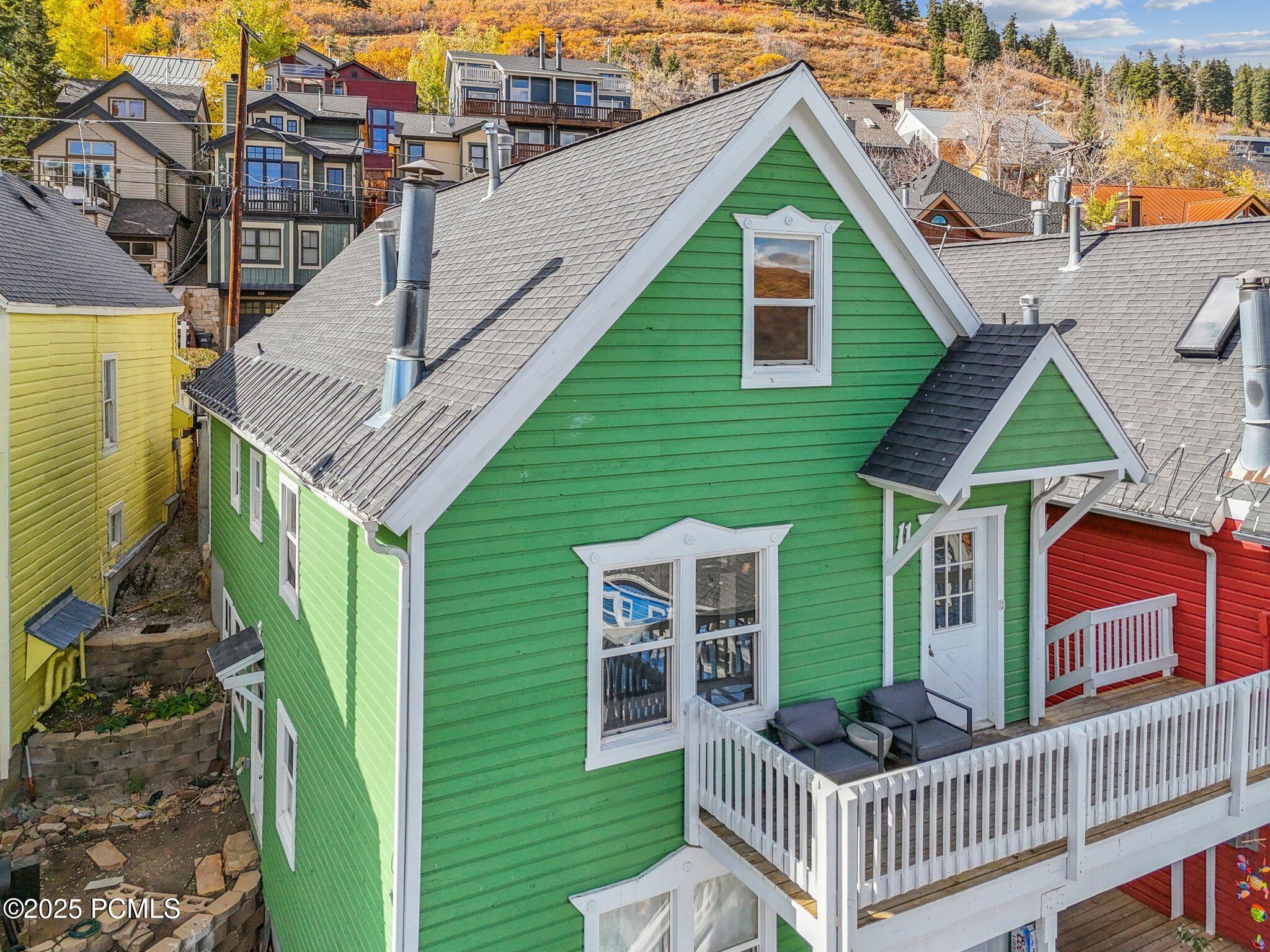 236 Woodside Avenue, 11