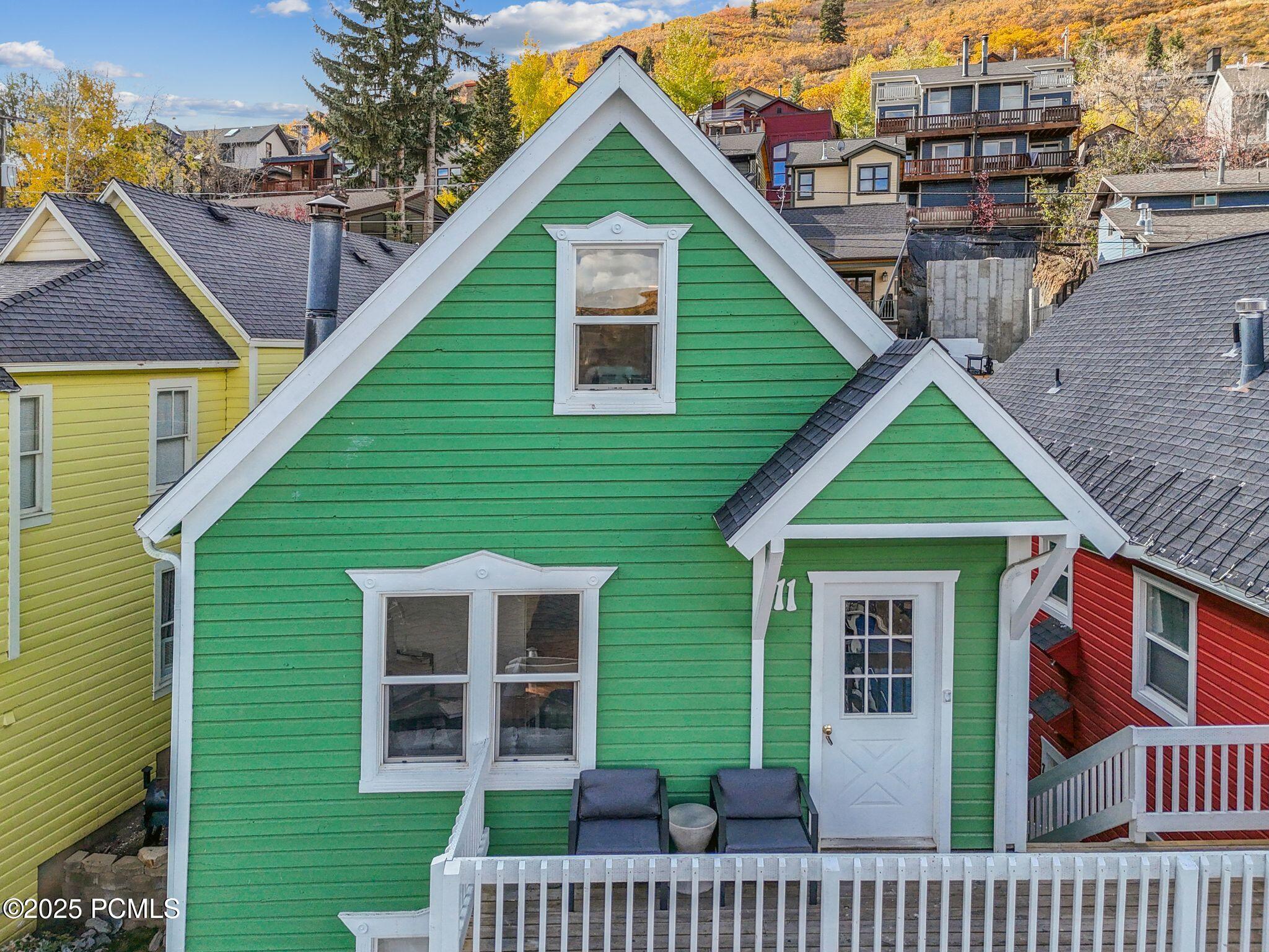 236 Woodside Avenue, 11