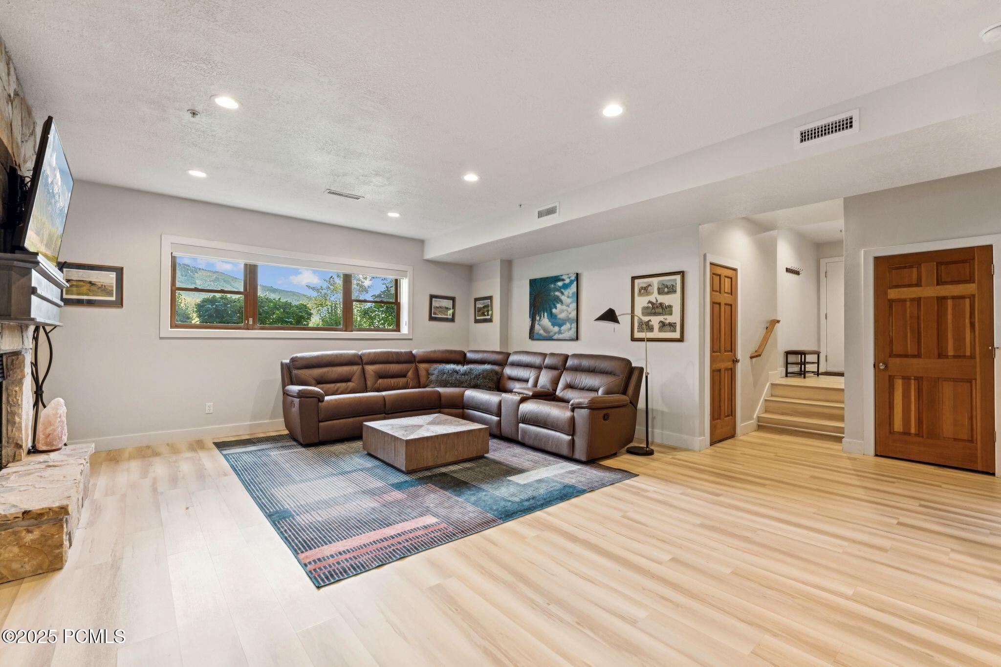2142 Euston Drive, 30