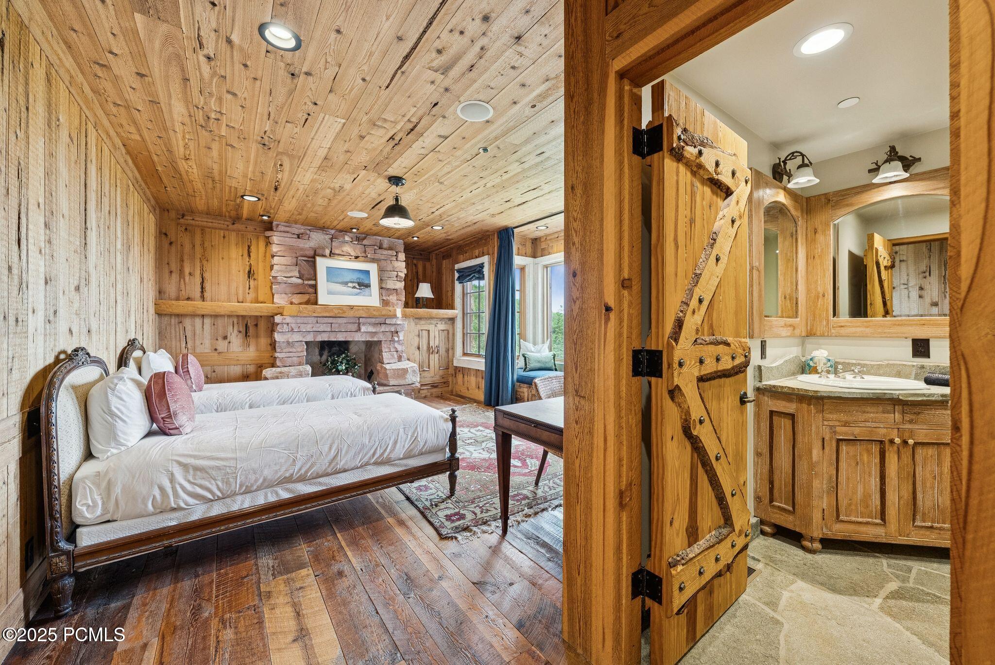 2500 W White Pine Lane