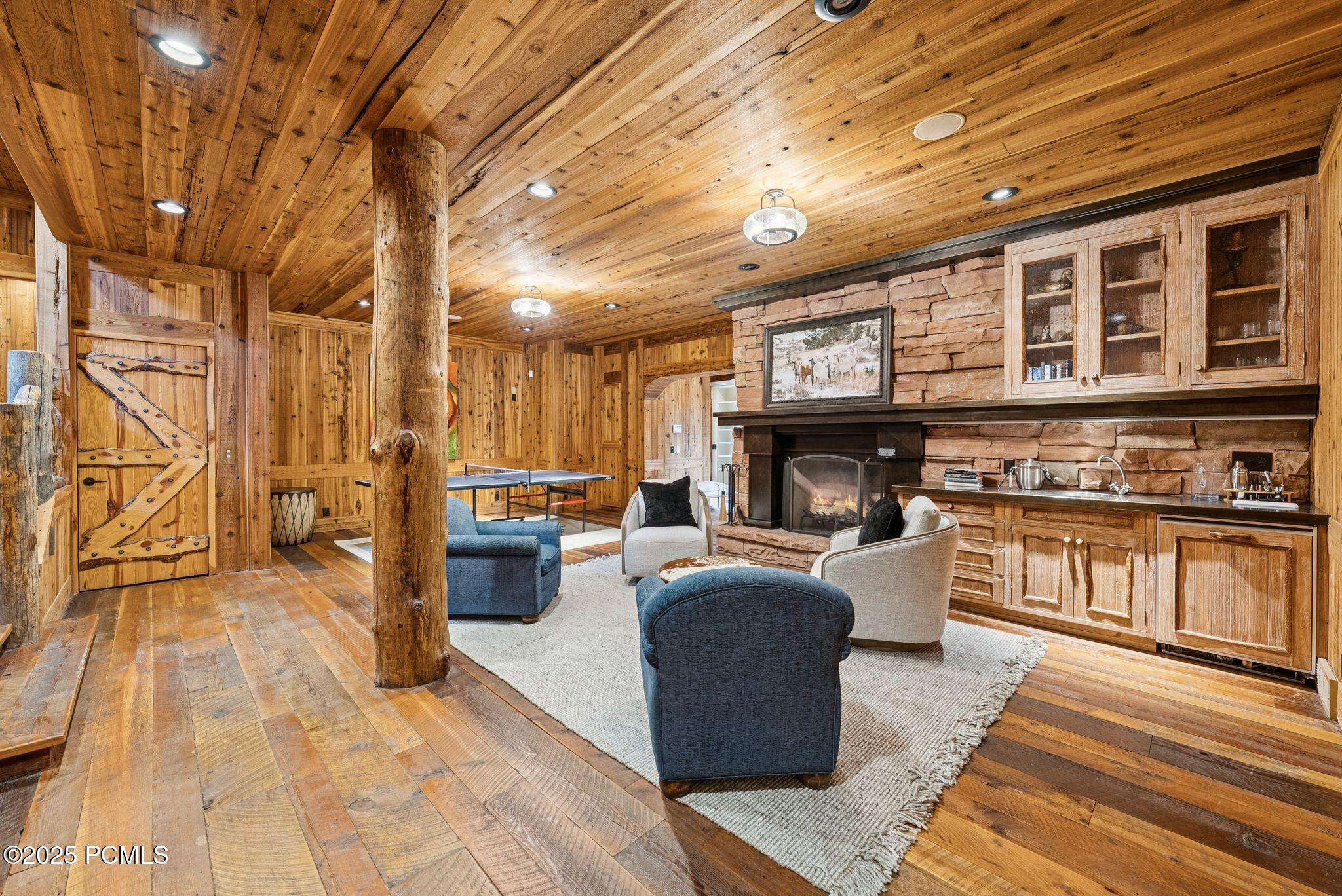 2500 W White Pine Lane