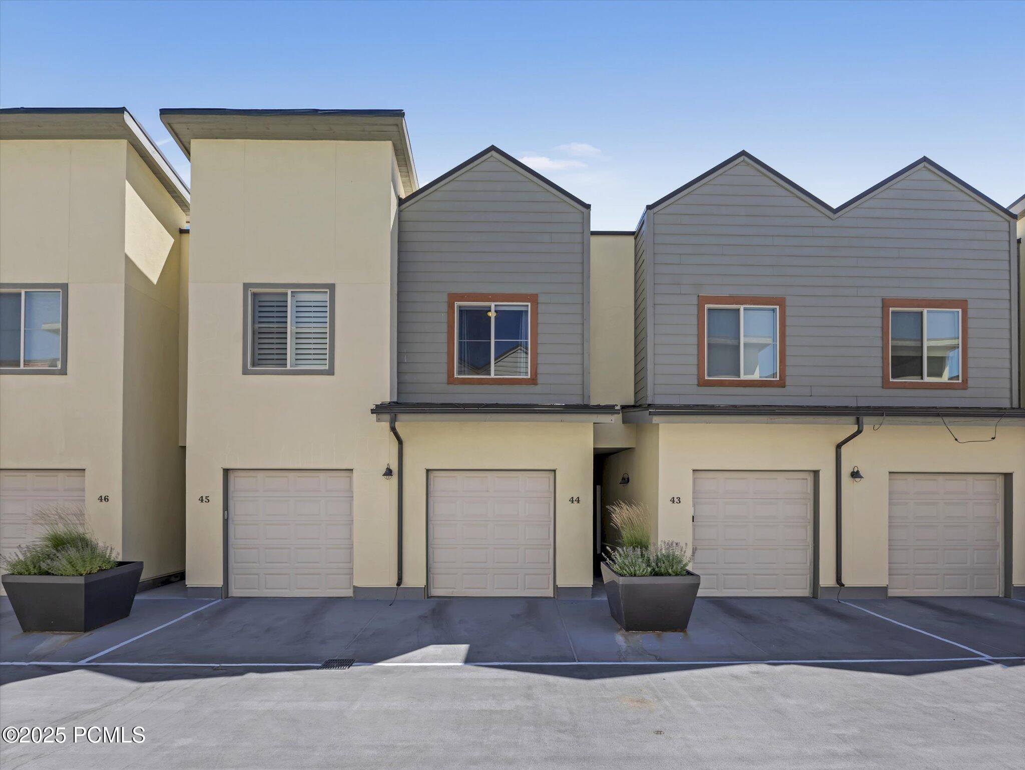 6169 Park Lane South, 44