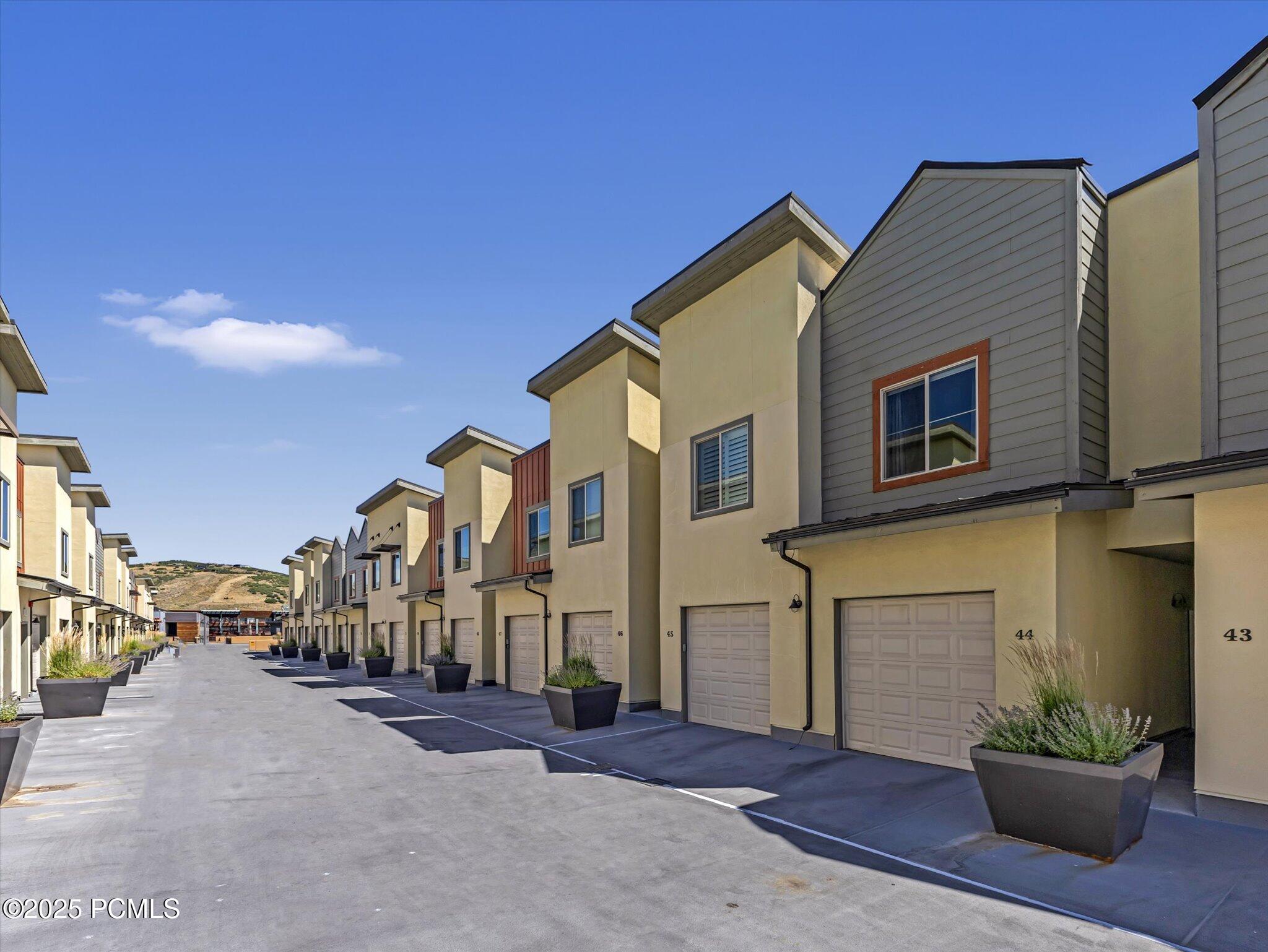 6169 Park Lane South, 44