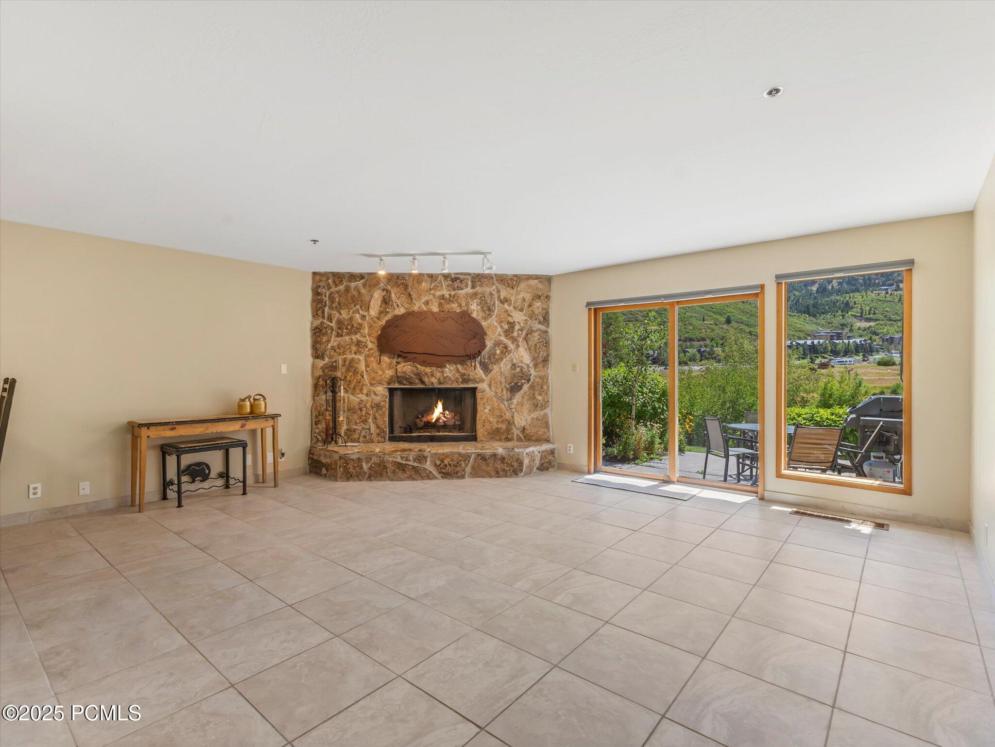 1574 N Deer Valley Drive N Drive