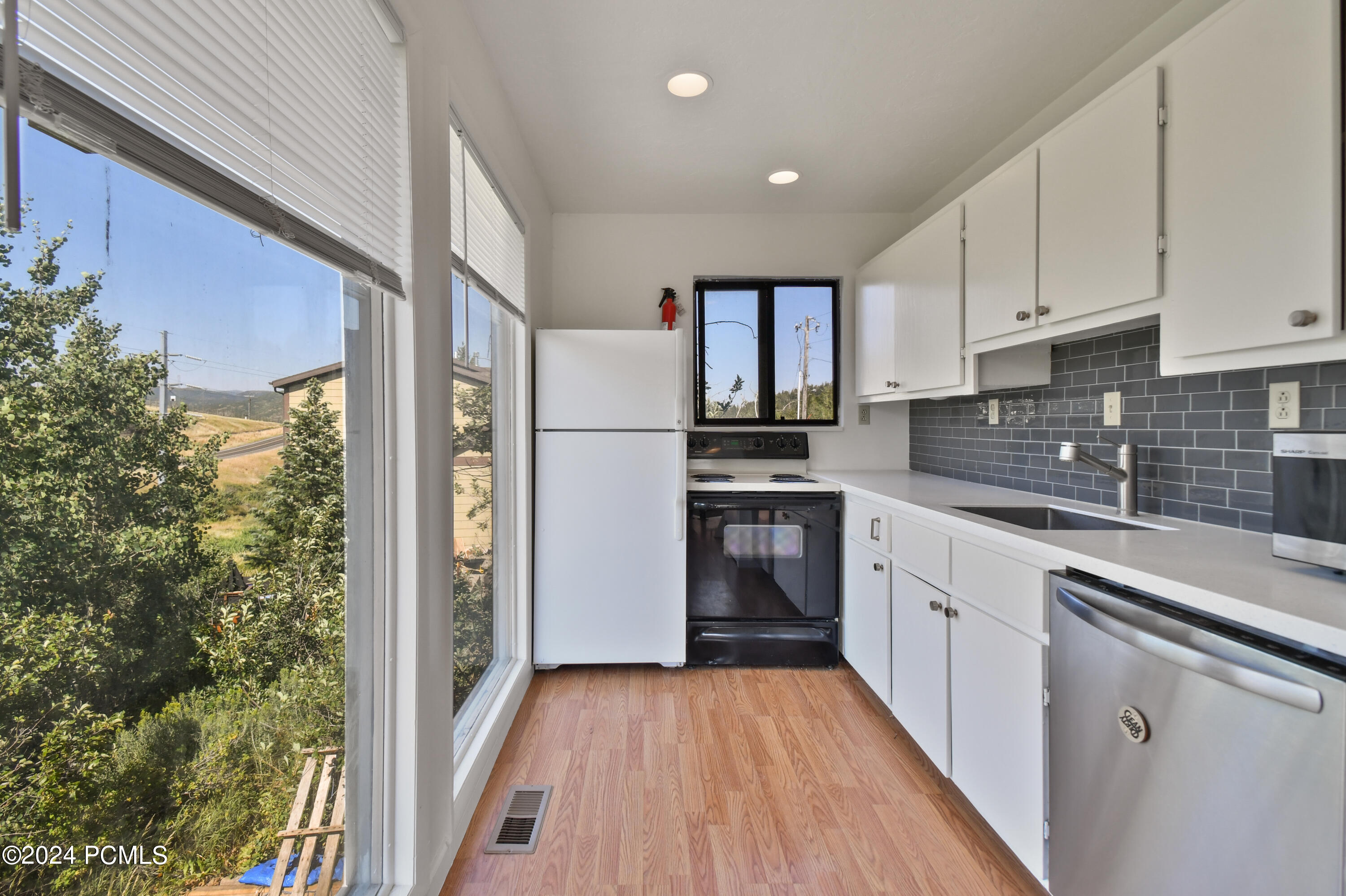 4553 W Balsam