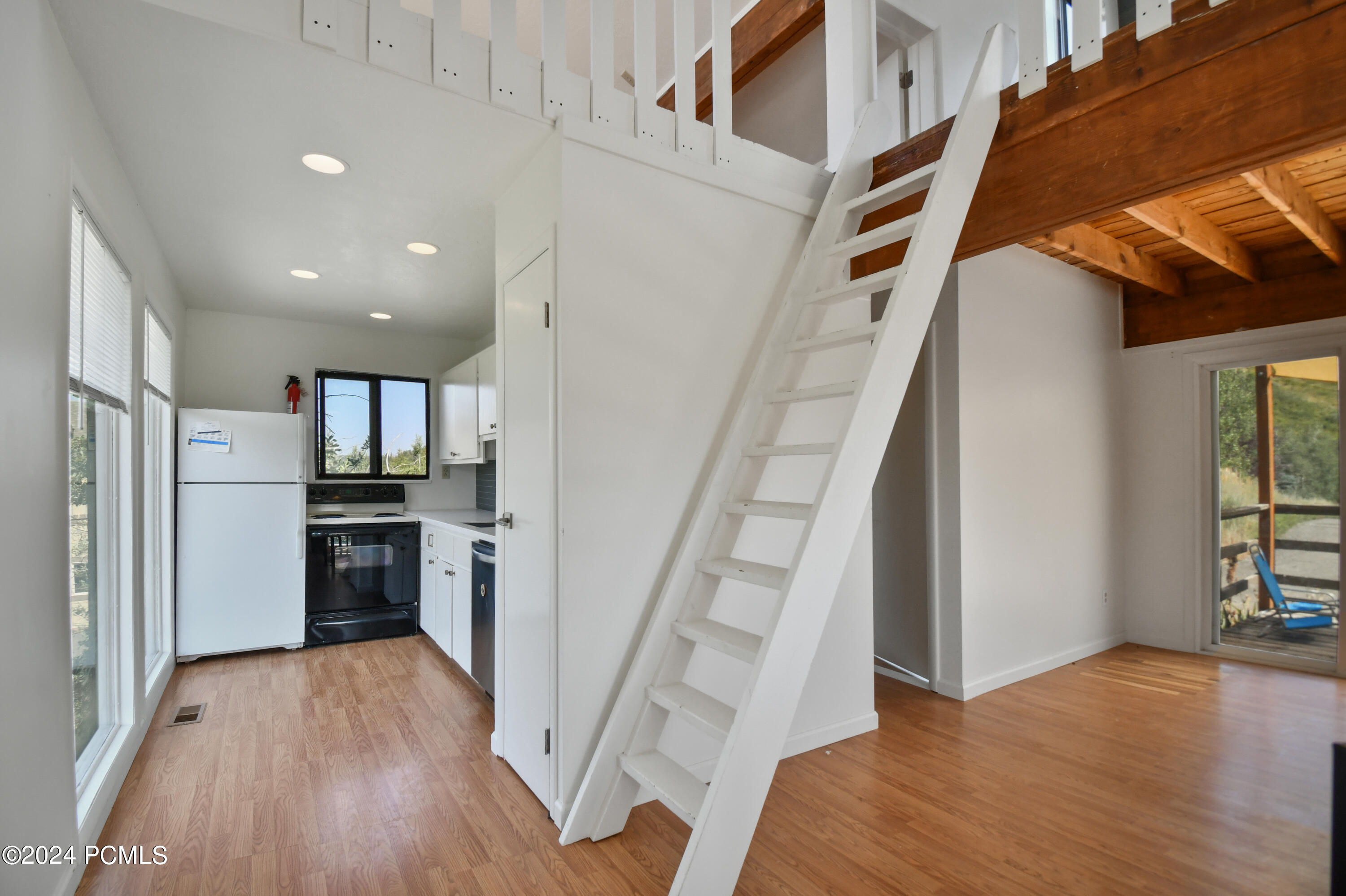 4553 W Balsam
