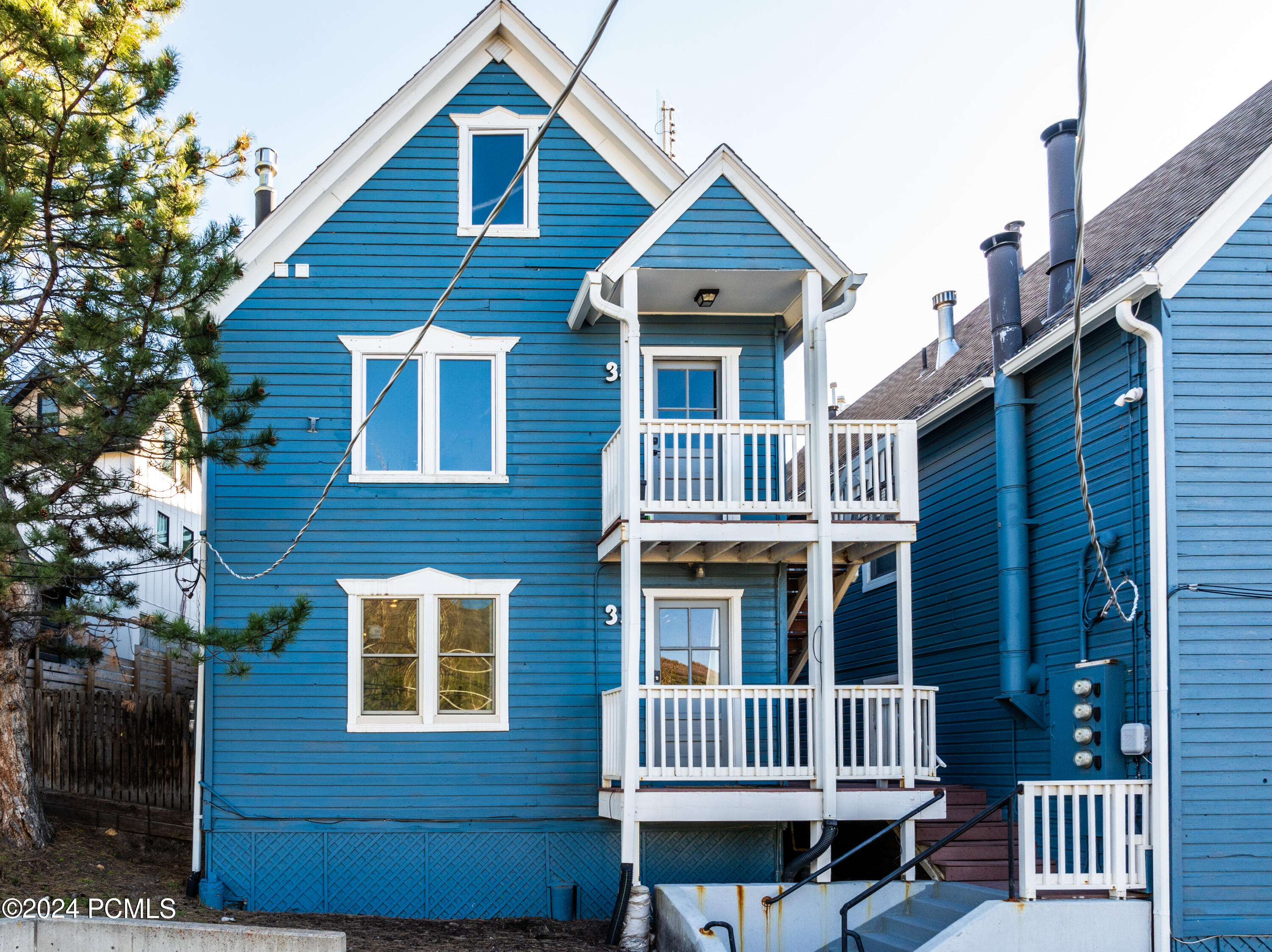 1150 Empire Avenue, 33
