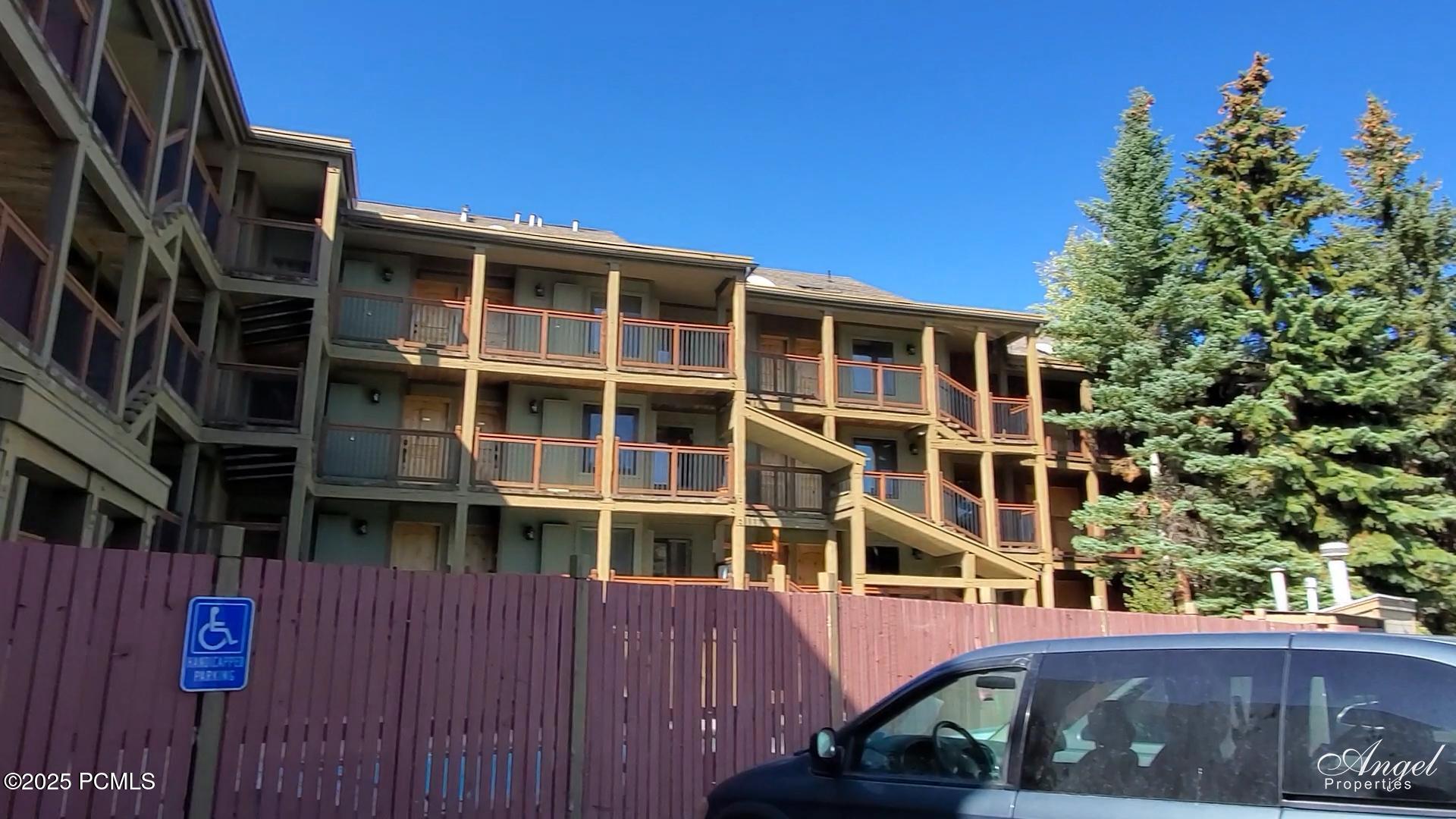 1530 Empire Avenue, 200