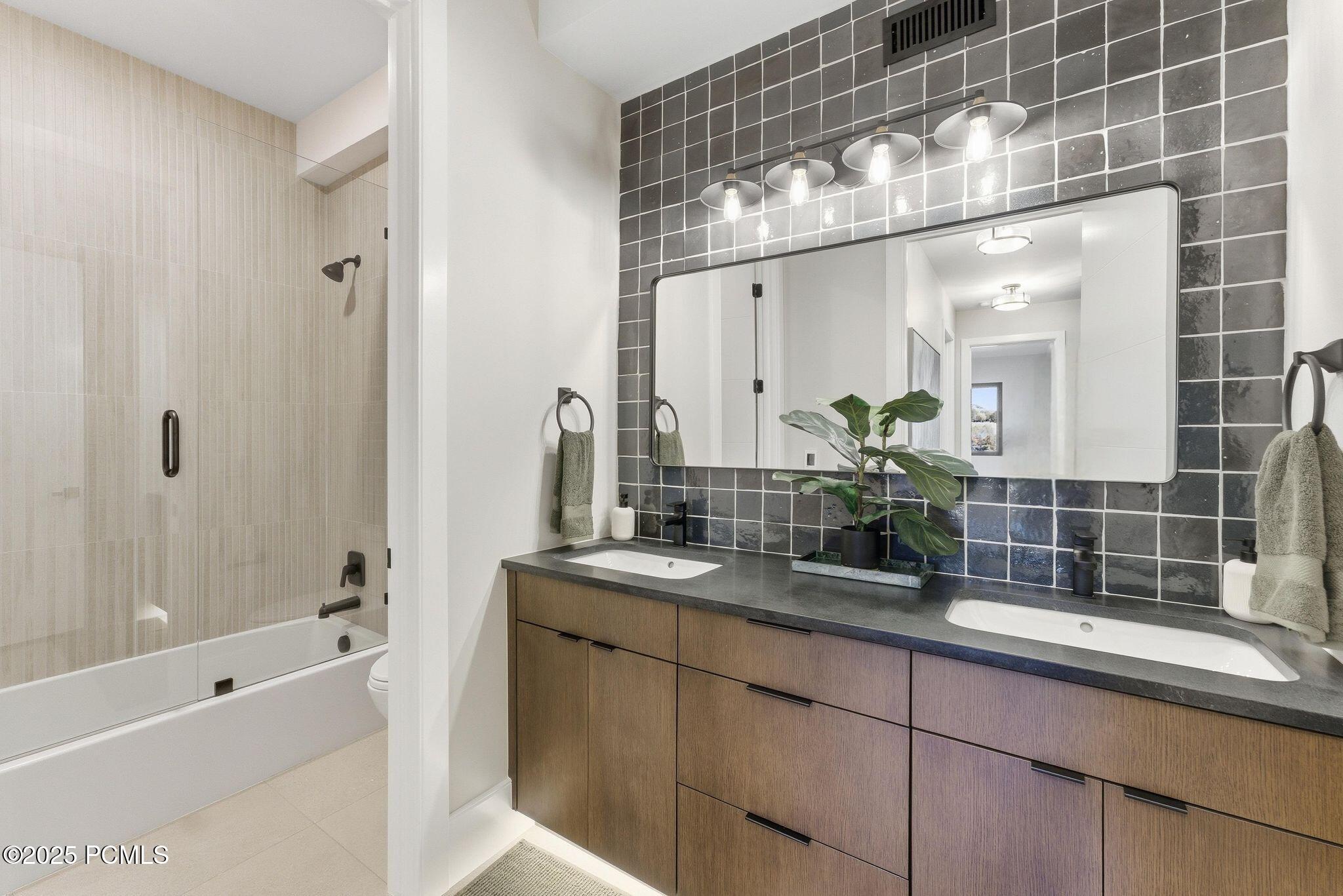 1385 E Lasso Trail