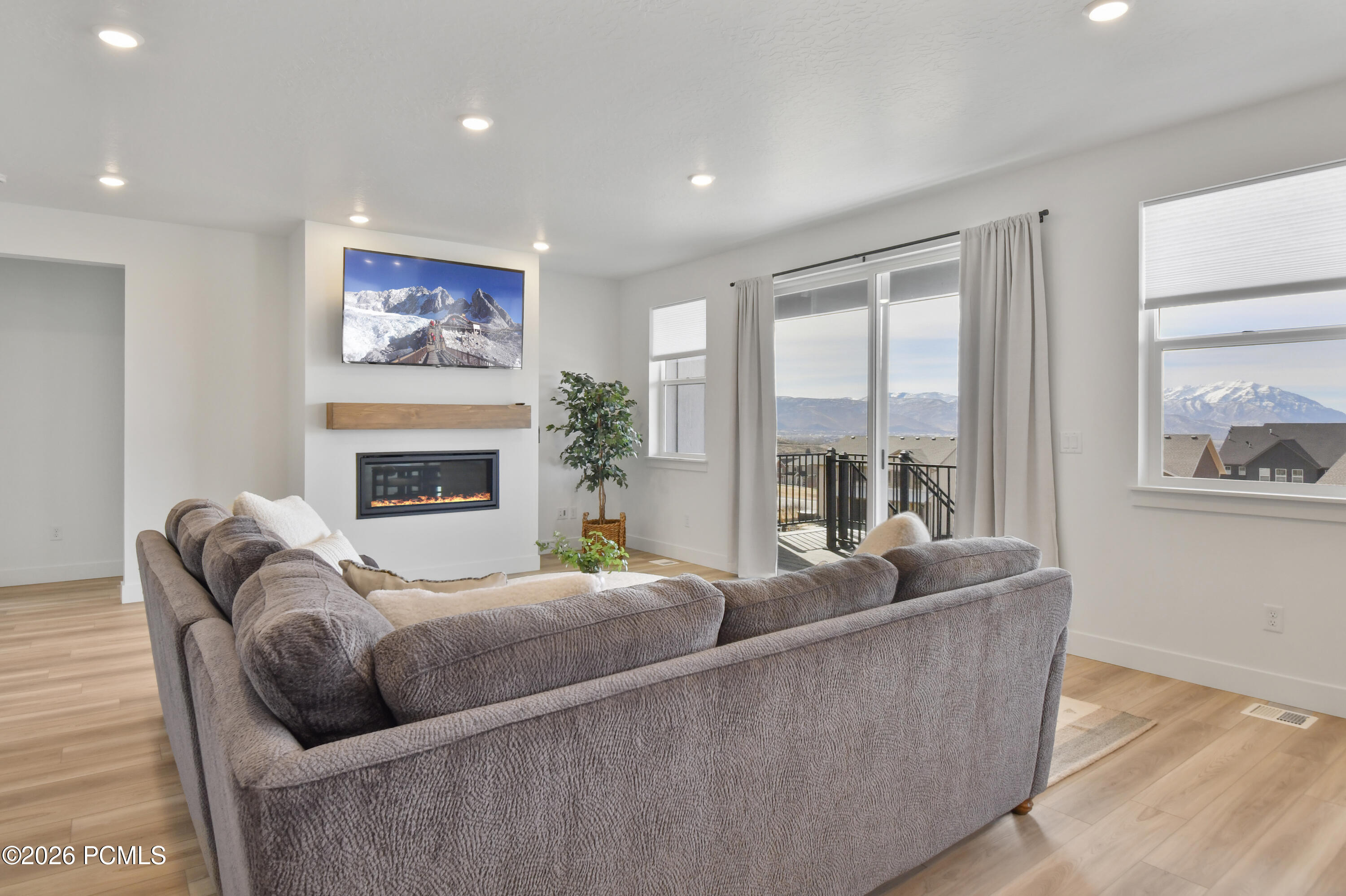 2455 N Meadowside Way