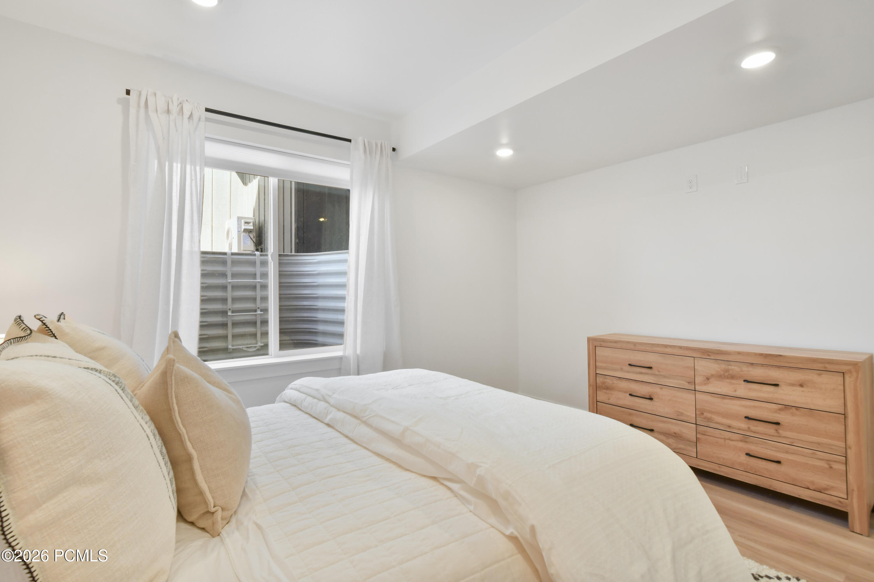 2455 N Meadowside Way