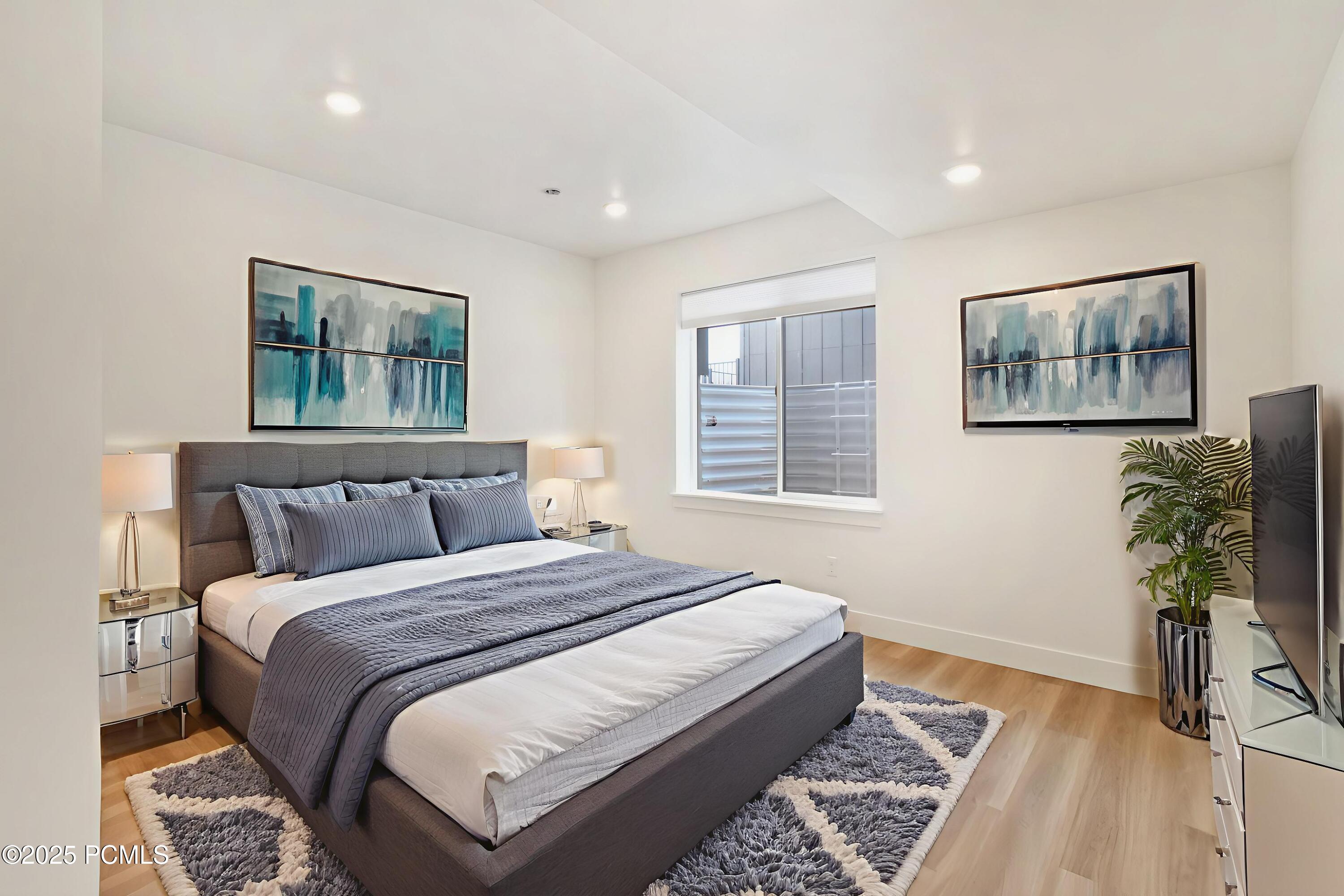 2455 N Meadowside Way