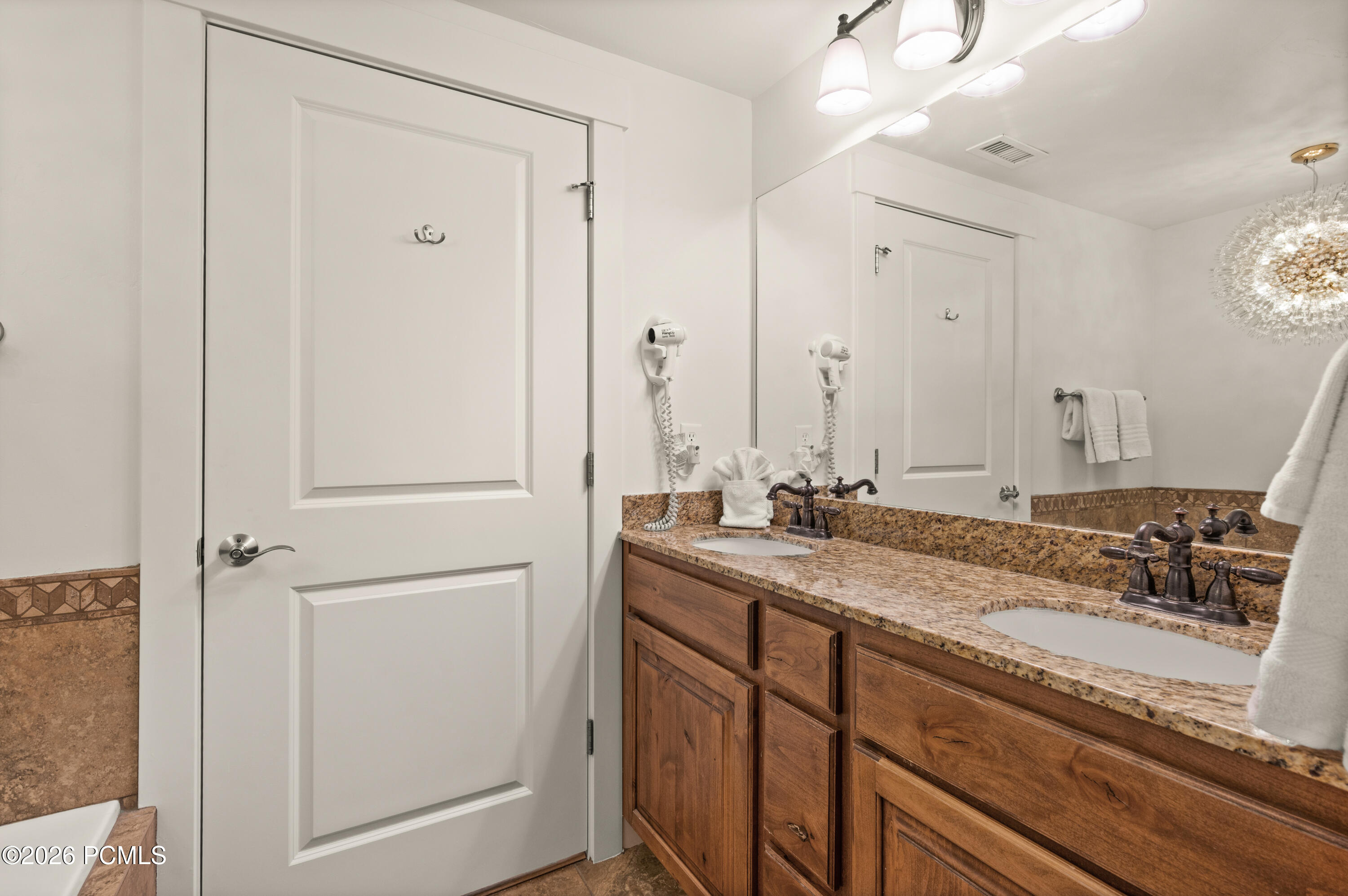 5569 N Oslo Lane 3402