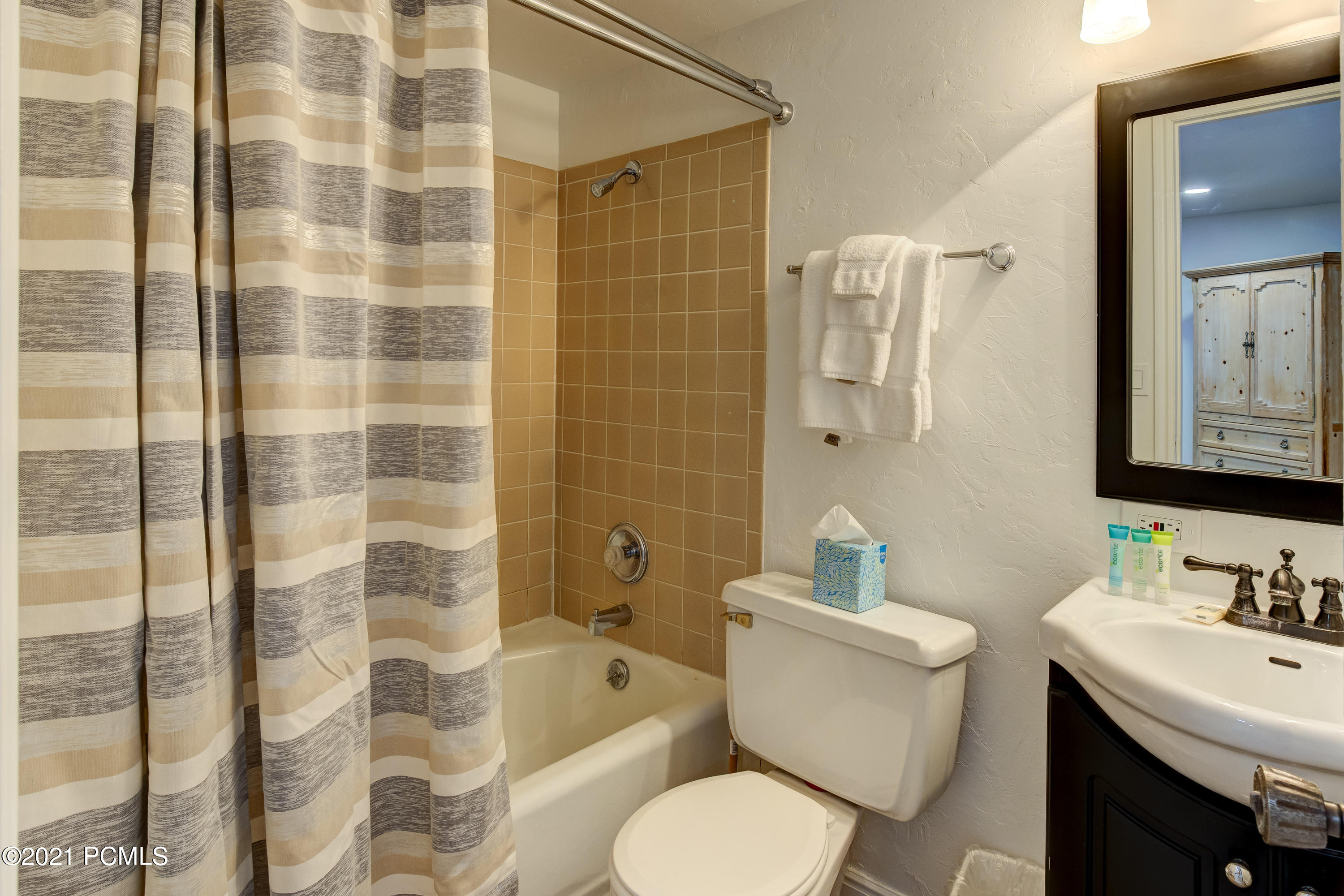 1482 Empire Avenue M3