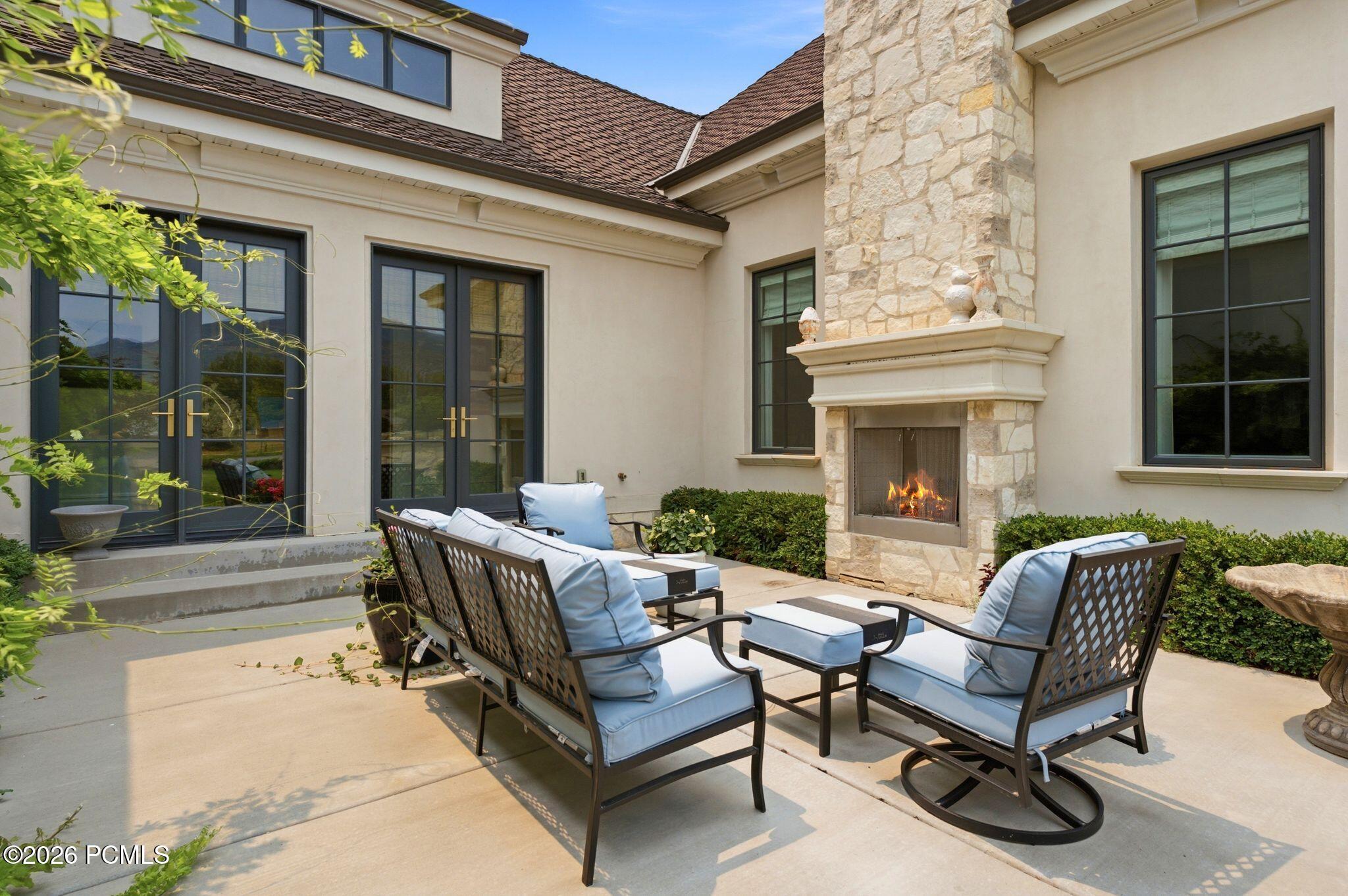 71 W Farm Springs Lane