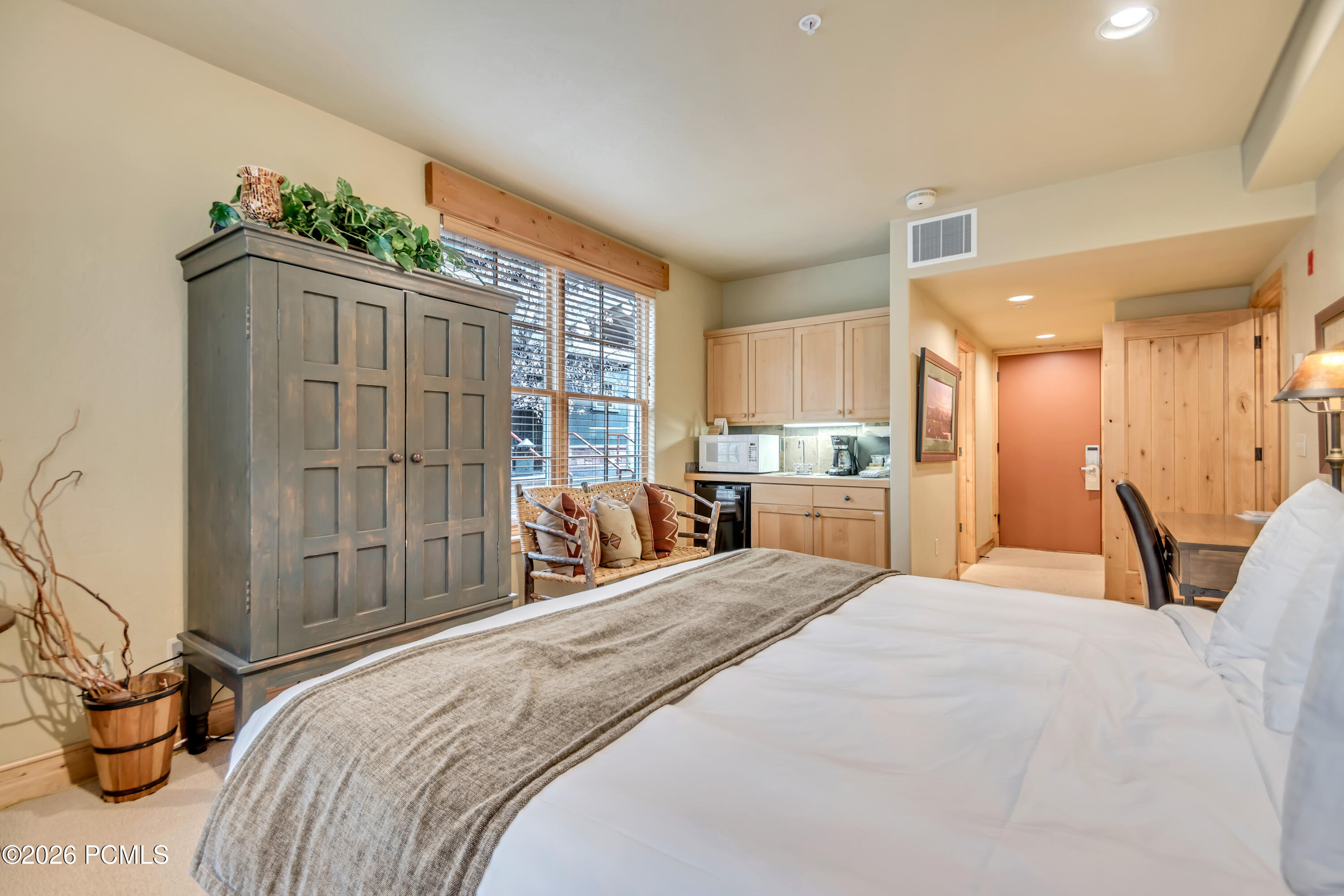 2900 E Deer Valley Drive B218/220