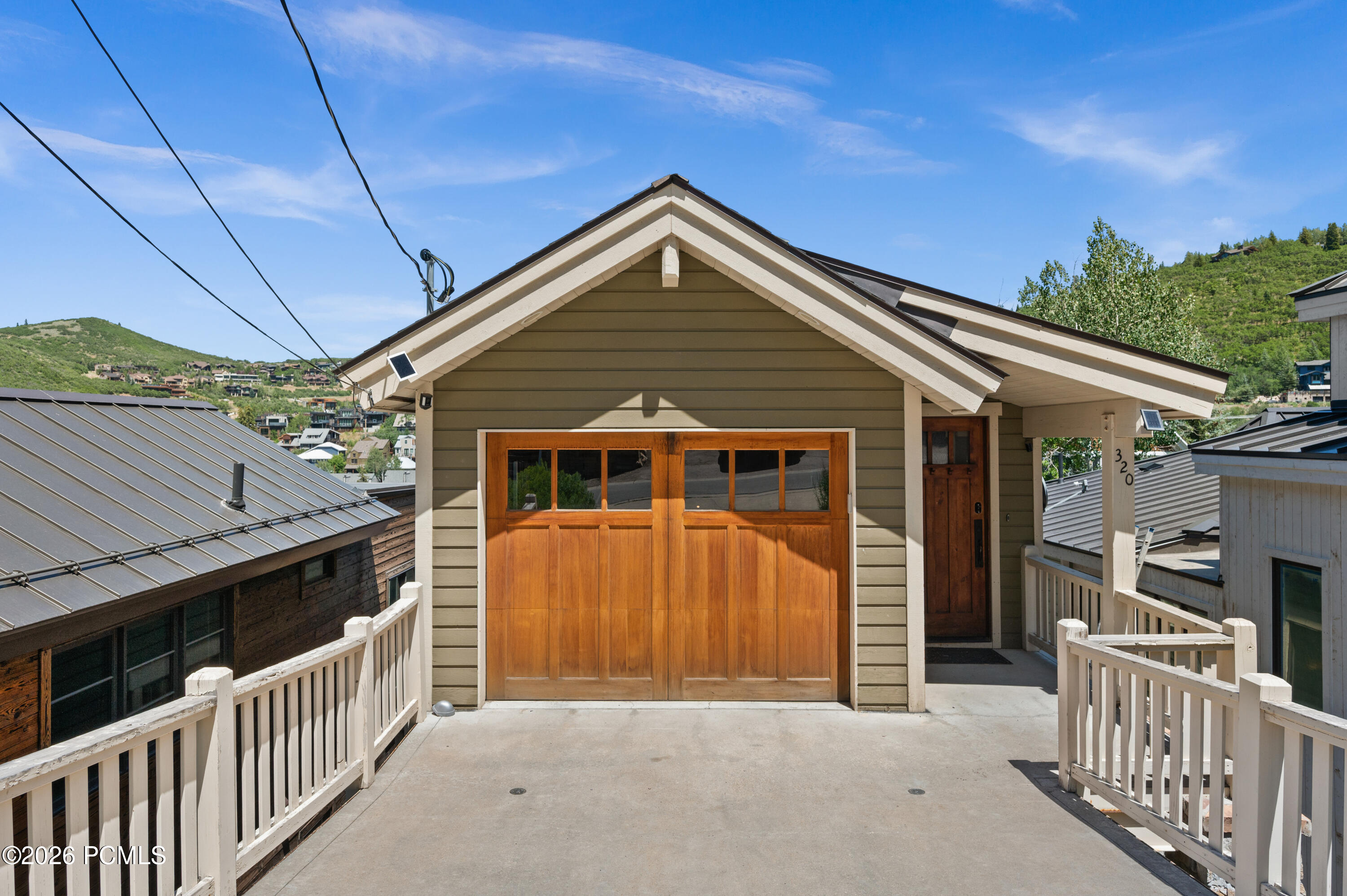 320 Woodside Avenue